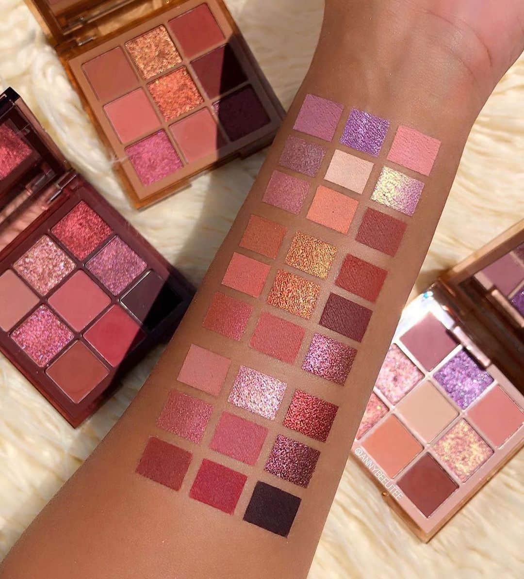 Huda Kattanさんのインスタグラム写真 - (Huda KattanInstagram)「Swatches #Hudabeautyobsessions palettes in Nude Light, Nude Medium, & Nude Rich! Which one is your fav? ⠀⠀⠀⠀⠀⠀⠀⠀⠀ 1st pic @annybeeutee 💥 Swatches from top to bottom: 🌟Nude Light 🌟 Nude Medium 🌟 Nude Rich 2nd pic @cocoaswatches 💥 Swatches of Nude Rich 3rd pic @thebeautyradar 💥 Swatches of Nude Rich 4th pic @facesbyfarrahx 💥 Swatches of Nude Medium 5th pic @glam_by_halzz 💥 Swatches of Nude Light」11月18日 18時18分 - hudabeauty