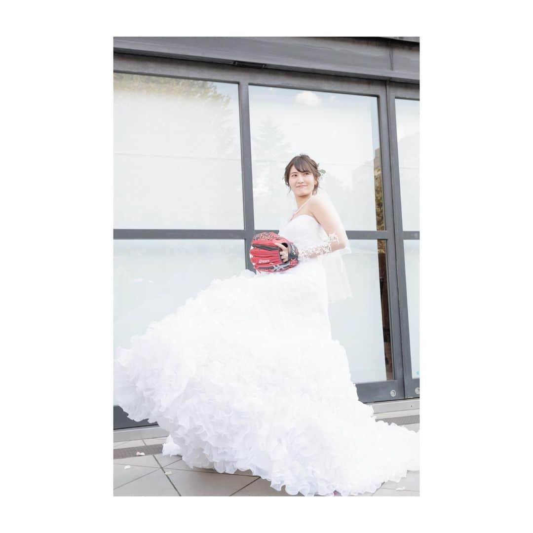 大崎みらいのインスタグラム：「、 #ちゃんみらwedding 、 人生初の始球式 、 どうしてブーケトスやらなかったの？ って聞かれたけど笑 私の初めての始球式は 私の結婚式でした。 って言いたいやん？🤔笑 、 どうしても 始球式がしたいって言う わたしのわがままを 聞いてくれた旦那に感謝です！ ありがとう！ 、 そんな旦那は ボールじゃなくて、 お肉投げ！w 実はこのクッション、 骨がちゃんと外せるという 謎クオリティ。笑 、 みんなも笑ってくれて良かった〜！ 、 さぁ次は球場で始球式するぞ！笑 、 、 、 #happy #wedding #結婚式 #卒花嫁 #卒花嫁レポ #結婚 #挙式 #ウエディングフォト  #ウエディングドレス #ブーケトス #family #ありがとう #感謝 #大好き #love #品川 #thelandmarksquaretokyo  #ランドマークスクエア東京 #花嫁 #友達 #friends #始球式 #野球 #baseball #結婚式レポ　#時差スタグラム」