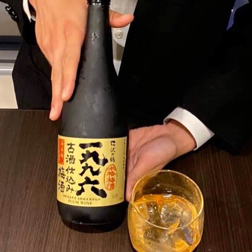 InterContinental Tokyo Bayさんのインスタグラム写真 - (InterContinental Tokyo BayInstagram)「. スカイビューラウンジでは2種類の梅酒を販売しております。 . 『山崎蒸留所貯蔵梅酒』 ウィスキー仕上げの芳醇な香りと長くやわらかな余韻が贅沢な梅酒です。ウィスキー樽の香り、華やかで重厚感のある余韻をお愉しみいただける、ロックやストレートでの飲み方がおすすめです。 . 『沢の鶴　一九九六年　古酒仕込み梅酒』 3年以上かけて熟成させた生酛（きもと）造り純米酒がベースの梅酒です。まろやかで芳醇な味わいです。 自然な甘味がお愉しみいただける、ロックやストレートでの飲み方がおすすめです。また、古酒を使用しているので、梅酒には珍しいぬる燗でも美味しく召し上がれます。  レインボーブリッジを一望できるスカイビューラウンジで、タイプの違う2種類の梅酒を飲み比べてみてはいかがでしょうか。 . #intercontinental  #ホテルインターコンチネンタル東京ベイ  #インターコンチネンタル東京ベイ#intercontinentaltokyobay#スカイビューラウンジ#skyviewlounge#バー#bar#非日常空間#夜景 #レインボーブリッジ#梅酒#plumwine#山崎#yamazaki#ウィスキー#whisky#日本酒#sake  #nightview #rainbowbridge #バーラウンジ  #東京湾 #湾岸夜景 #bayside #tokyobay #20階」11月18日 18時20分 - intercontitokyobay