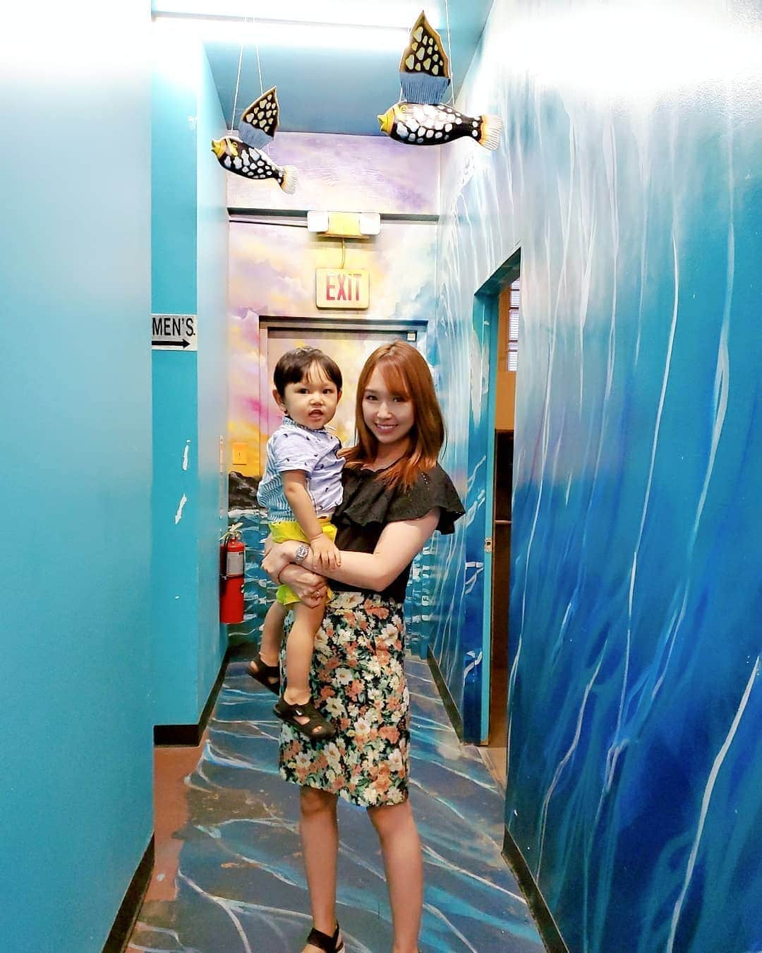 佐藤夏希のインスタグラム：「普通にお店の中のトイレが 水族館だった🐠🐟 * * * #ママスタグラム#mamastagram#子連れ旅 #ママスタグラム#ママ#子連れ海外#子連れ海外旅行#子連れ旅行#mamastagram #男の子ママ#babyboy #sweets#3月生まれ #ママchan#ママ会 #子連れ#キッズスペース#子連れグアム#グアム#guam#guamtrip #グアム旅行」