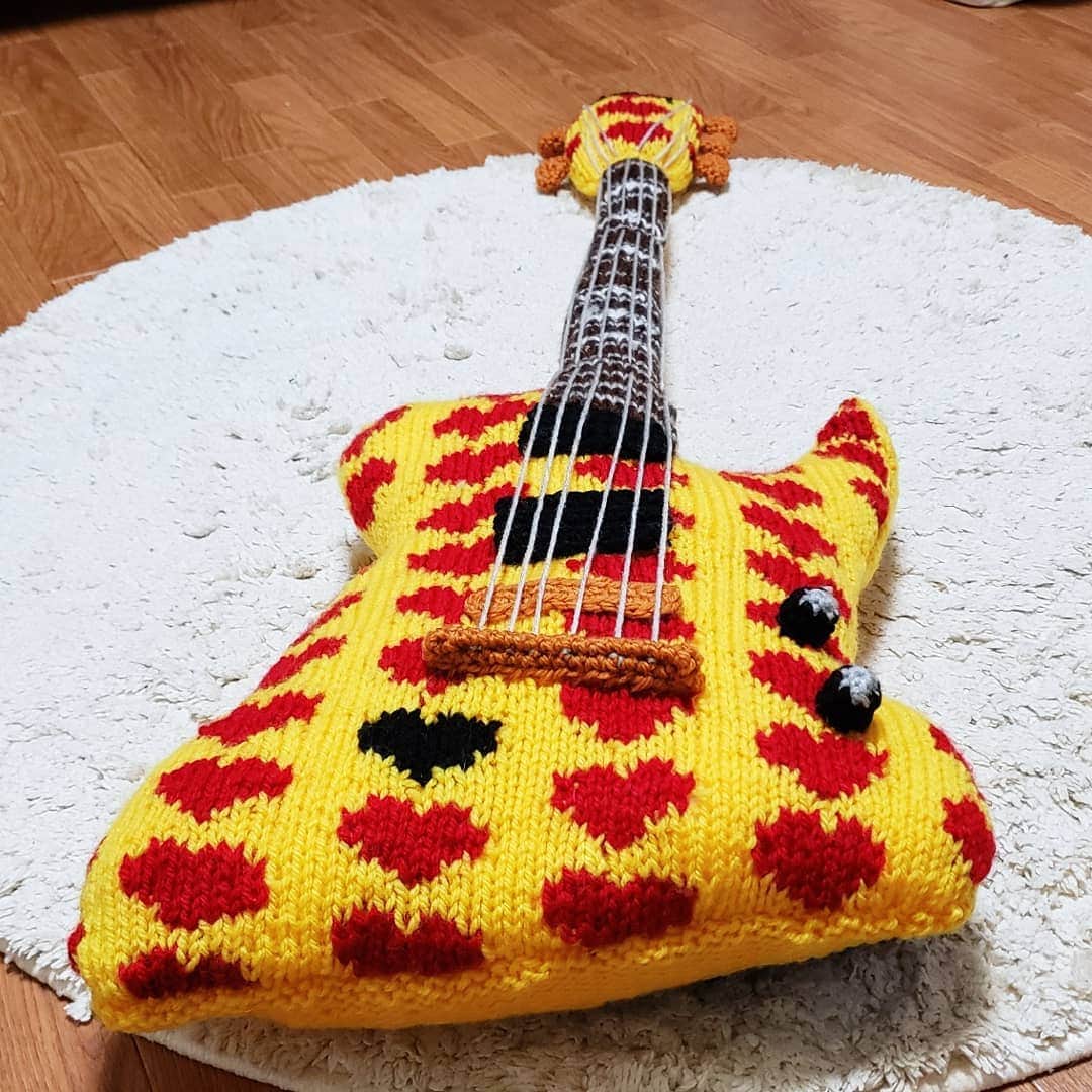 アイパー滝沢さんのインスタグラム写真 - (アイパー滝沢Instagram)「新作編み物53 『イエローハート』 X JAPANのhideさんのギターを編んだぜホゥ。このギターも有名だし可愛いホゥ。BURNYのロゴも入れたぜホゥ。本物欲しいけど買えないから編んだホゥ。 これでうちには有名ギターが2本もあるぜホゥ。 12月の編物展に実物見にきてホゥー。 #knitting #Crochet #handmade #XJAPAN #hide #guitar #BURNY #MGX #ハマナカ毛糸使用 #HOTEI #ギター #編み物 #アイパー #12月編物展 #knitting_art」11月18日 18時22分 - t.aipa