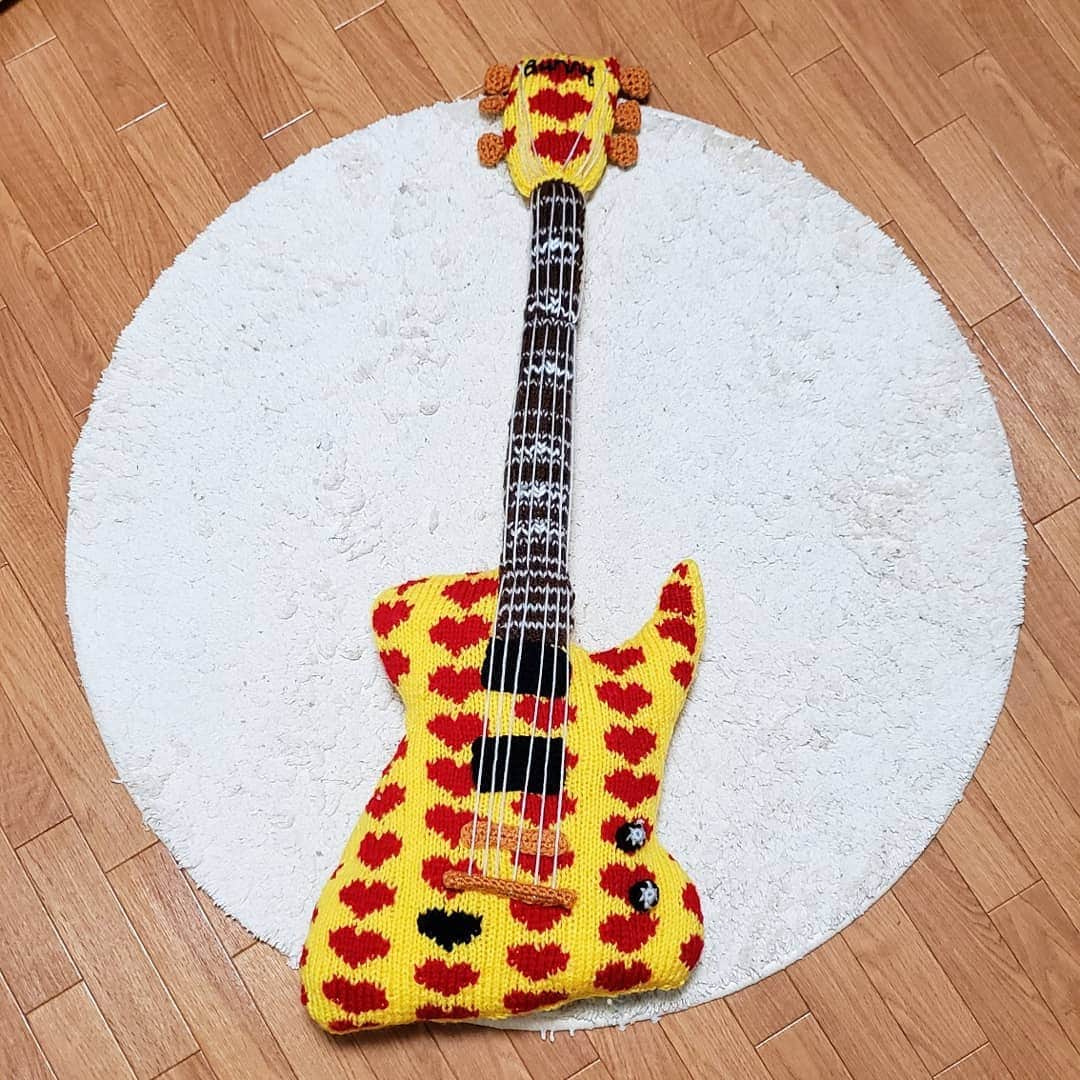 アイパー滝沢さんのインスタグラム写真 - (アイパー滝沢Instagram)「新作編み物53 『イエローハート』 X JAPANのhideさんのギターを編んだぜホゥ。このギターも有名だし可愛いホゥ。BURNYのロゴも入れたぜホゥ。本物欲しいけど買えないから編んだホゥ。 これでうちには有名ギターが2本もあるぜホゥ。 12月の編物展に実物見にきてホゥー。 #knitting #Crochet #handmade #XJAPAN #hide #guitar #BURNY #MGX #ハマナカ毛糸使用 #HOTEI #ギター #編み物 #アイパー #12月編物展 #knitting_art」11月18日 18時22分 - t.aipa