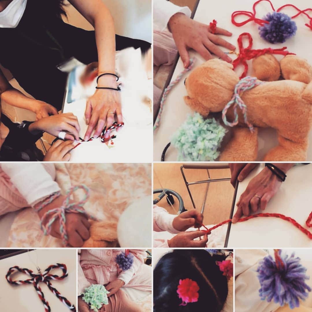 のインスタグラム：「Knitting Volunteers in a child ward. I visited once or twice a month. This time, we also made something Christmas .🎄Everyone looks happy when it's done🧶. * 月に1～2回ペースで行っている「小児病棟ボランティア」 ・アナウンサーとして絵本読み聞かせ ・編み物作家として毛糸であそぼう とボランティア活動は2通りですが、今回は「編み物作家の方🧶」 クリスマスらしいものも作りました。みんな嬉しそう🎵  #knittingvolunteer #knittingworkshop #volunteerforchildren」