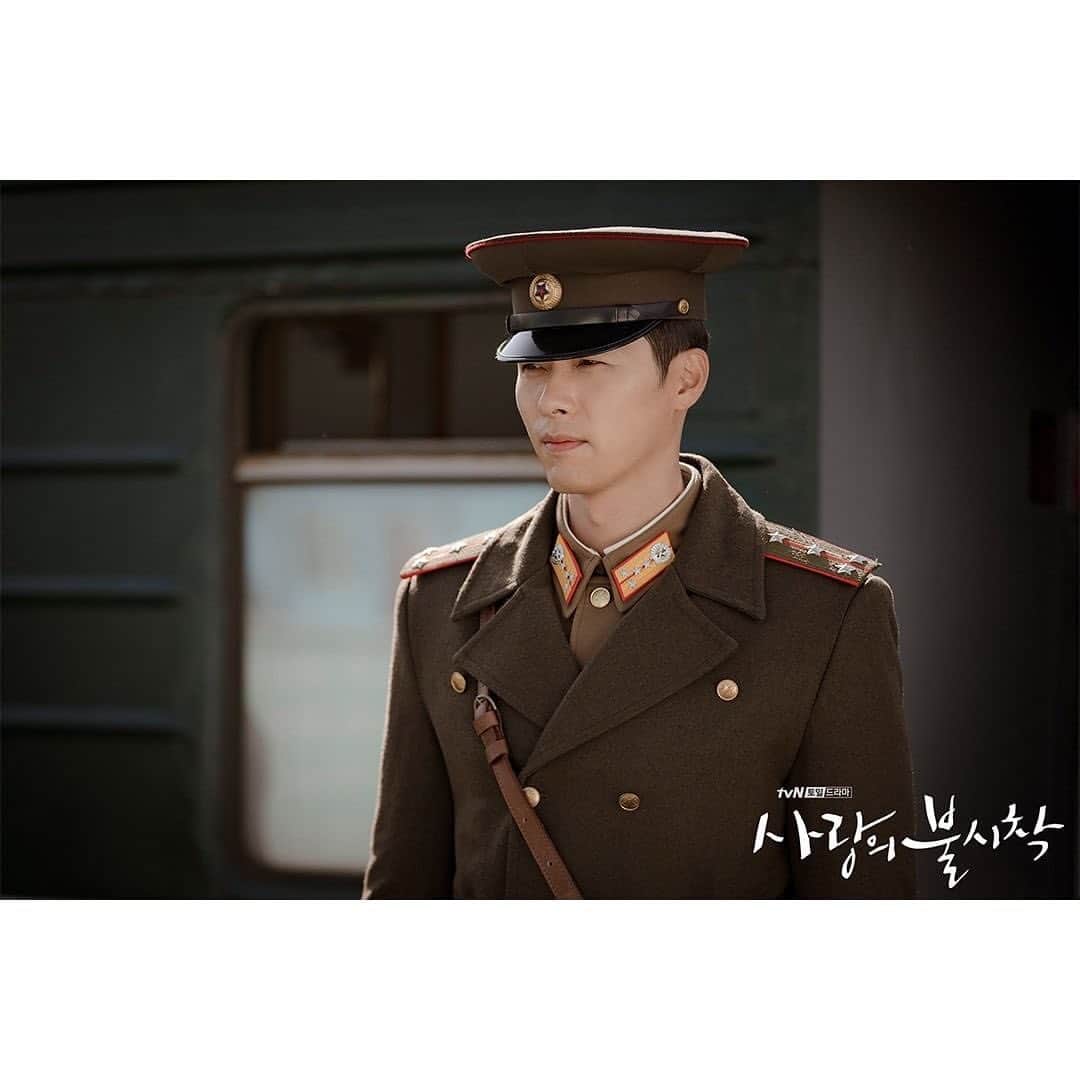 ヒョンビンのインスタグラム：「Hello Officer! —— #crashlandingonyou #사랑의불시착 #hyunbin #현빈 #ヒョンビン #玄彬」