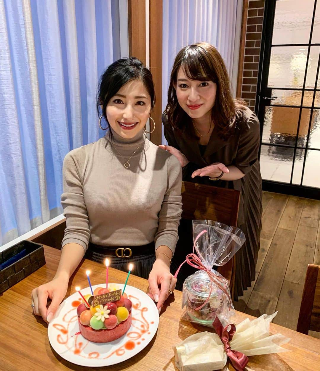 雨宮みずきさんのインスタグラム写真 - (雨宮みずきInstagram)「． ななちゃんと @shimodanana 久々にカフェ👭🍰☕️ と思いきやサプライズで バースデーケーキ出てきた😭 （誕生日は9/26ですw）（ベルト逆ですw） プレゼントまで本当にありがとう😭🎁 生花は枯れちゃうからって ドライフラワーにしてくれたよ☺️💐 センスが女子力高すぎる件🥺❣️❣️ ． 自分のお仕事以外にもお料理教室、 ヘッドマッサージ、アロママッサージ 自炊などなど色々なことに全力で 頑張っいていつも刺激もらえる！！ 自慢のお友達です☺️💘 ． ななちゃんのヘッドマッサージ🙌 みんなにも是非うけてほしい🥺‼️ 渋谷の「Re:bration（リブレーション）」の ドライヘッドスパサロン🦰下田で予約してね☺️‼️ ホットペッパービューティーから予約できるよ🙆‍♀️ ． なんとここのケーキは 全部アイスなんだよ〜❣️ 美味しかったから2人で完食🥰🍨🎂 ． #GLACIEL #GLACIEL表参道 #グラッシェル表参道店 #グラッシェル #サプライズバースデー #バースデーケーキ #表参道スイーツ #アイスケーキ #表参道ランチ #表参道カフェ」11月18日 18時24分 - ammymzk0926