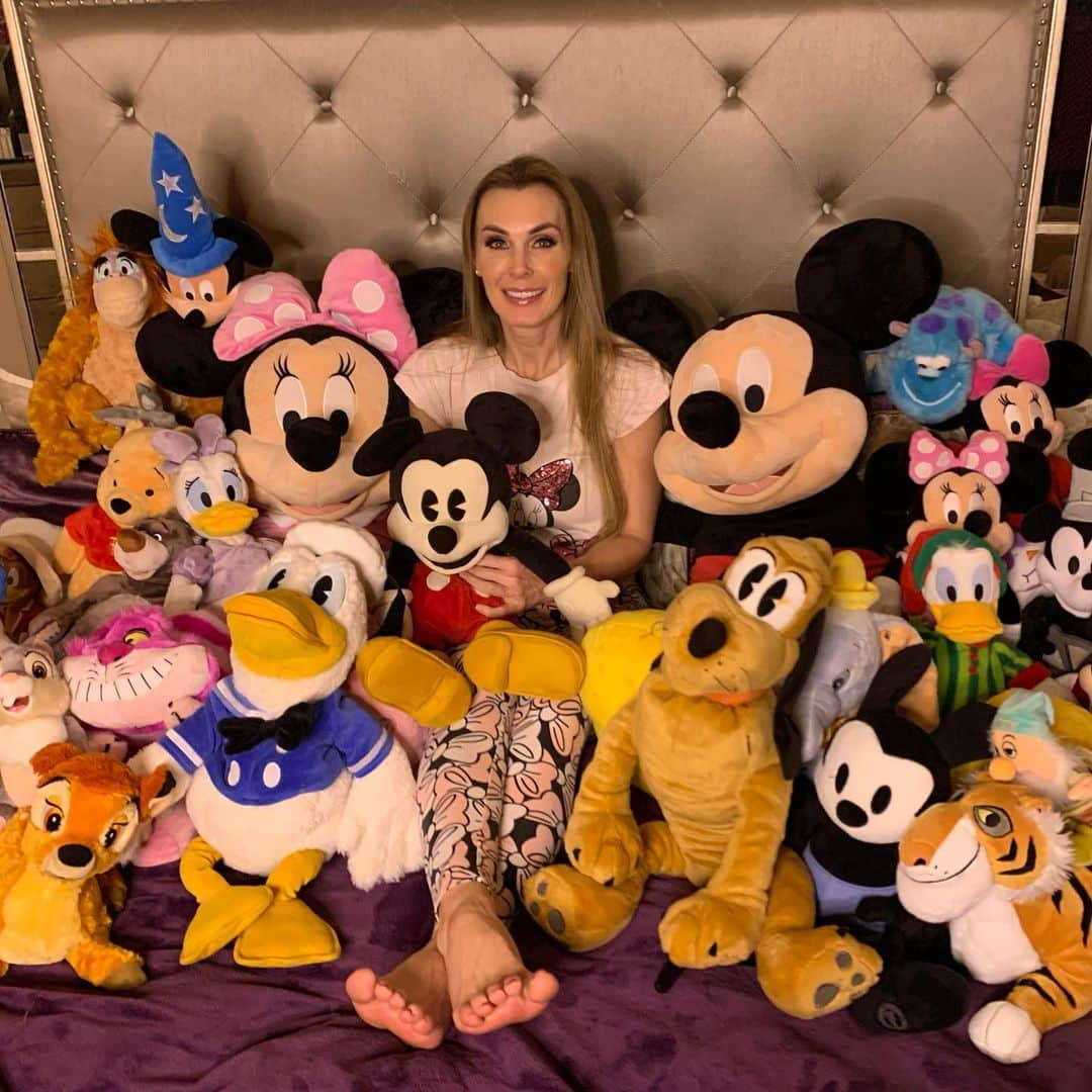 ターニャ・テイトさんのインスタグラム写真 - (ターニャ・テイトInstagram)「When it’s time for bed but you can’t find the best spot to lay down in 😆 and you are too busy anyway watching @disneyplus. Who is your favourite @disney character? #disney #disneyfan #disneyplush」11月18日 18時27分 - tanyatate