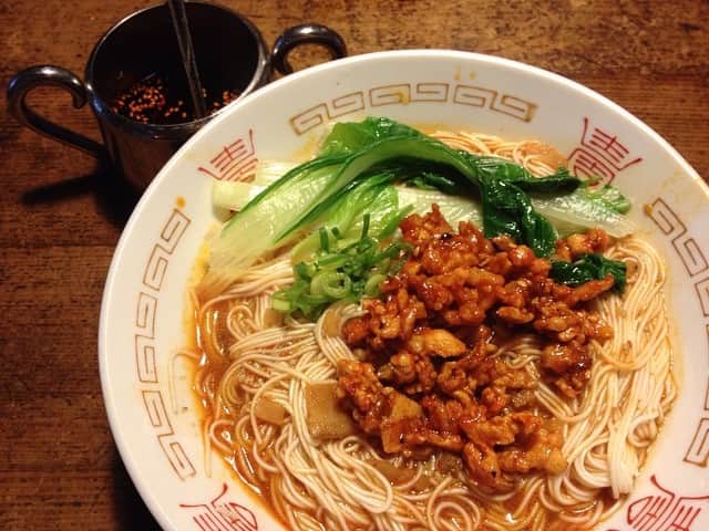 職人.comさんのインスタグラム写真 - (職人.comInstagram)「お昼に作って食べた四川風坦々素麺が美味しすぎました。中国人スタッフ直伝の自家製ラー油をかけて。担々麺のレシピはこちらです。素麺に変えています。 https://sisen-recipe.com/sichuan/2018/07/2337.html  自家製ラー油の作り方はこちら。 http://jp.shokunin.com/archives/52000521.html こちらの #ラーメン鉢 は #古道具屋 さんのセールで購入したもの。何と80円。#アンティーク は感性を磨いてくれるので大好きです。  @shokunincom #職人ドットコム #京都 #京都市 #手仕事 #暮らしの道具 #そうだ京都行こう #暮らしを楽しむ #京都旅行用 #京都巡り #京都観光 #京都散策 #京都散歩 #モノづくり #ものづくり #工芸品 #民芸 #民藝 #民芸品 #手工芸 #日本製 #四川風 #担々麺 #タンタン麺 #担担麺 #自家製ラー油 #ラー油」11月18日 18時26分 - shokunincom