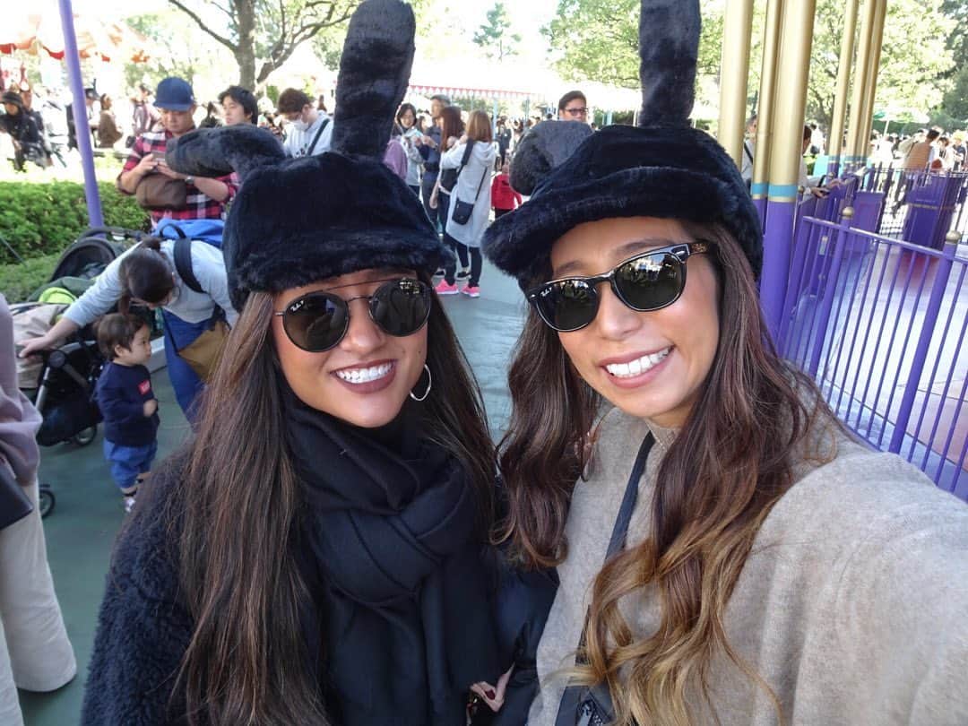 のインスタグラム：「週末は @disneyland に行ってきました🏰 久々に週末のディズニーで激混みのパンパンだったけど、乗りたい乗り物には乗れたし、奇跡が起こりすぎてたくさん幸せをチャージしました♡ ＊ 今回の耳はオズワルドのキャップに決めました🖤 モコモコに長い耳が意外と可愛かった✌🏾 来月も楽しみ〜♪ #disney#disneyland#tokyo#tokyodisneyland#dayoff#family#day#fun#happy#day東京#東京ディズニーランド#休日#幸せ#家族#オズワルド#クリスマス#クリスマスディズニー#2019」