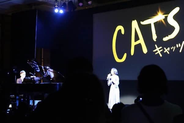 蔦谷好位置さんのインスタグラム写真 - (蔦谷好位置Instagram)「映画「CATS」吹き替え版の音楽プロデュースをすることになりました🐱  素晴らしい作品に関わることができて光栄です。 毎日レコーディングが続きますが、みなさんが楽しめる作品になるようスタッフ、キャスト一同頑張ってます。  今日は記者会見でグリザベラ役の高橋あず美さんが歌うメモリーの演奏をしてきました🎹  #Cats #catsmovie  #映画CATS #映画キャッツ #大竹しのぶ  #葵わかな #山崎育三郎 #大貫勇輔  #森崎ウィン #ロバート秋山 #高橋あず美 #蔦谷好位置」11月18日 18時43分 - koichitsutaya