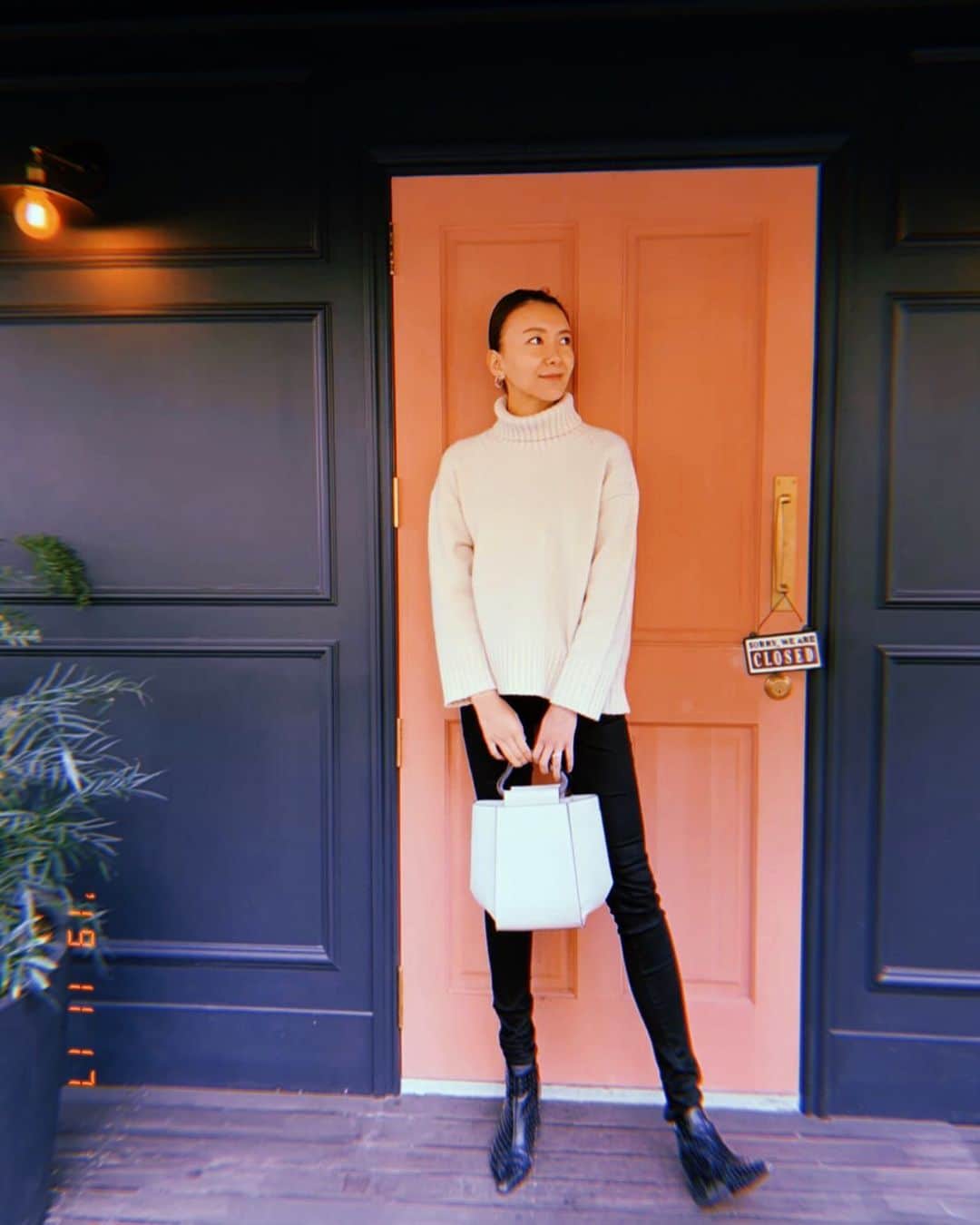 大出千尋のインスタグラム：「. お散歩中、どこでもドアに出会いました🚪🚪 皆はどこでもドアがあったら、何処に行きたいですか✈️？？ 私は京都に紅葉を観に行きたいな🍁」