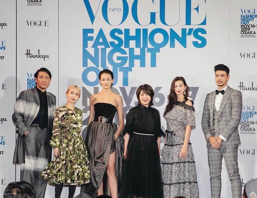 進藤郁子さんのインスタグラム写真 - (進藤郁子Instagram)「『VOGUE  fashion night out』 ミリヤちゃんのヘアメイクで大阪に。 着た服すべて本当に似合ってた！！ ヘアメイクは少しずつ変えて、、、 . @voguejapan さんのストーリーから動画を。メイクやヘアもあげてもらい感謝です。  #fno #fno_osaka #VOGUE#voguejapan #加藤ミリヤ  @tetsuyanishimura @miliyahtokyo」11月18日 18時36分 - ikukoshindo