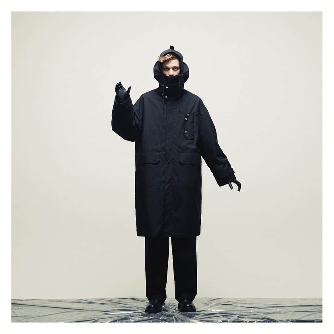 ウィザードのインスタグラム：「WIZZARD 2019 FALL WINTER COLLECTION “INTERACTION”  MOD’S COAT  オリジナルのナイロンツイルを使用。 ナイロン混のコットンツイルはハリ感のある風合いが特徴。 British Royal Navy Windproof Smock からイメージしたフードに加えトレンチコートの要素を兼ね備えたモッズコート。  IN STOCK  https://wizzard.stores.jp/  #wizzard_fac #wizzard #fashion #tokyofashion #streetfashion #fashionphoto #streetwearbrand  #streetwearaddicted #19aw #designersbrand #domesticbrand #tokyofashionweek  #2019aw」