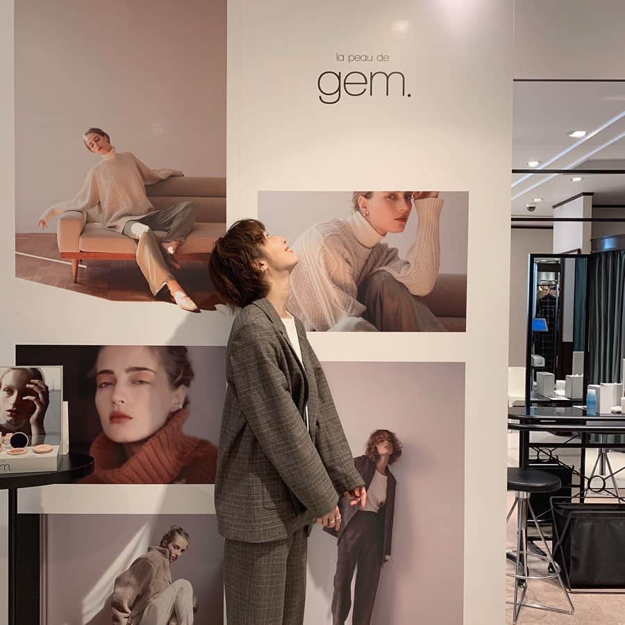のインスタグラム：「. 昨日は @spickandspan_jp 有楽町店での イベントへきてくださったみなさま 本当にありがとうございました🌷💭 . 1番お気に入りの グレンチェックのセットアップに ホワイトのロングプルオーバーを合わせました◎ . 昨日のイベントでもたくさんの方に タッチアップをさせていただきました🔖 どんどんかわいくなるみなさんをみて みなさん以上に私が喜んでおりました🥰 . 自分が作ったコスメを使って みなさんに直接メイクさせていただいて かわいくなって喜んでる姿を見れるって この上なく幸せなことです🥺 本当にありがとうございました♡ . そして来週24日はフリマです。 . 11/24(sun) 20:00〜22:00 〒150-0001 東京都渋谷区神宮前5-16-2 CIECA.  @cieca.hair .  たくさんたーくさんお洋服持っていくので 是非来てください、、☺️🤝 . #gem_styling#lapeaudegem#lpdgem#gemcosmetics#make#cosme#cosmetics#ラポドゥジェム#ジェムコスメ#ジェム#メイク#コスメ」