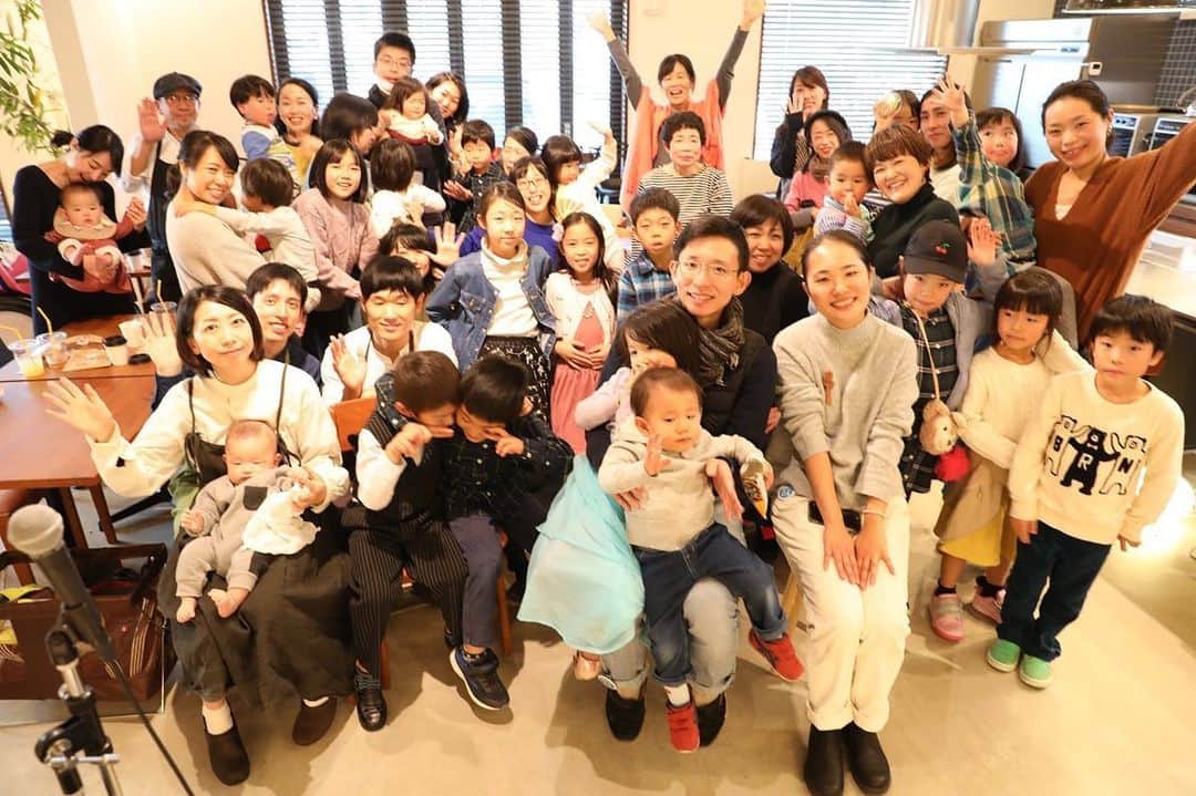 のインスタグラム：「♪﻿ 山口春奈 ライブツアー  2019 / In between﻿ ﻿ ﻿ 秋晴れの昼下がり、﻿ ﻿ はるばる名古屋から駆けつけてくださったのは、シンガーソングライターの山口春奈さん。﻿ ﻿ ちょうど二年前のクリスマスライブの時にお腹の中にいた三人目のお子さんひかりちゃんは一歳を迎えられていました。﻿ ﻿ 富山を離れて久しいところ、新たなメッセージで紡がれた数曲と一緒にA-Port に訪ねてきてくださいました。﻿ ﻿ 今回のライブツアーのテーマは、﻿ 「 In between」 ～その間で﻿ ﻿ ３人のお子さんの母親として、﻿ 揺れながらも必死に生きてきた道のりを振り返る…﻿ ﻿ 白にもなれず、黒にもなれない日があっても良い。﻿ 前に進むこともできず、かといって﻿ 後ろに下がることもできない日があっても良い。﻿ ﻿ どっちもつかない「その間」にさえ、﻿ 素敵な宝物はきっとある。﻿ ﻿ …と春奈さん。﻿ ﻿ ライブは、まず春奈さんの富山の友人Hederaのメンバーの二人「2piece」がオープニングアクトで楽しませてくださいました。﻿ ﻿ そして、新天地の仲間、ギター奏者の牧野容也さんをサポートに控えた春奈さんの演奏は、高木焼菓子製作所さんのクッキーと一緒に、みんなの心を温かく包み込んでくださいました。﻿ ﻿ ライブが終わって、芝生を駆け回る子どもたち…﻿ ﻿ なんだか、A-Portらしい１日だったなぁ…﻿ ﻿ と、とても幸せな気持ちになれました。﻿ ﻿ みなさん、本当にありがとうございました。﻿」