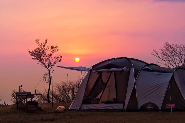 Coleman Japanのインスタグラム：「テントが夕陽色に染まる🌅⛺️ #絶景キャンプ ・ 📷：@7.6kouji__10.1 さん（Instagram） 素敵なお写真ありがとうございました✨ ・ ━━━━━━━━━━━━━━━ #私のコールマン を付けて投稿して頂いた中から素敵なお写真は、コールマン公式SNSでご紹介させて頂きます♪ ━━━━━━━━━━━━━━━ ・ ・ ・ #灯そうColeman #灯そうコールマン #灯そう #Coleman #コールマン #Camp #キャンプ #Outdoor #アウトドア #灯そうColeman #灯そうコールマン #灯そう #Coleman #コールマン #Tent #テント #コールマンテント #Camp #キャンプ #Outdoor #アウトドア #ウェザーマスター #マスターシリーズ #夕焼け #夕焼け空 #夕日 #夕陽 #コールマンテント」