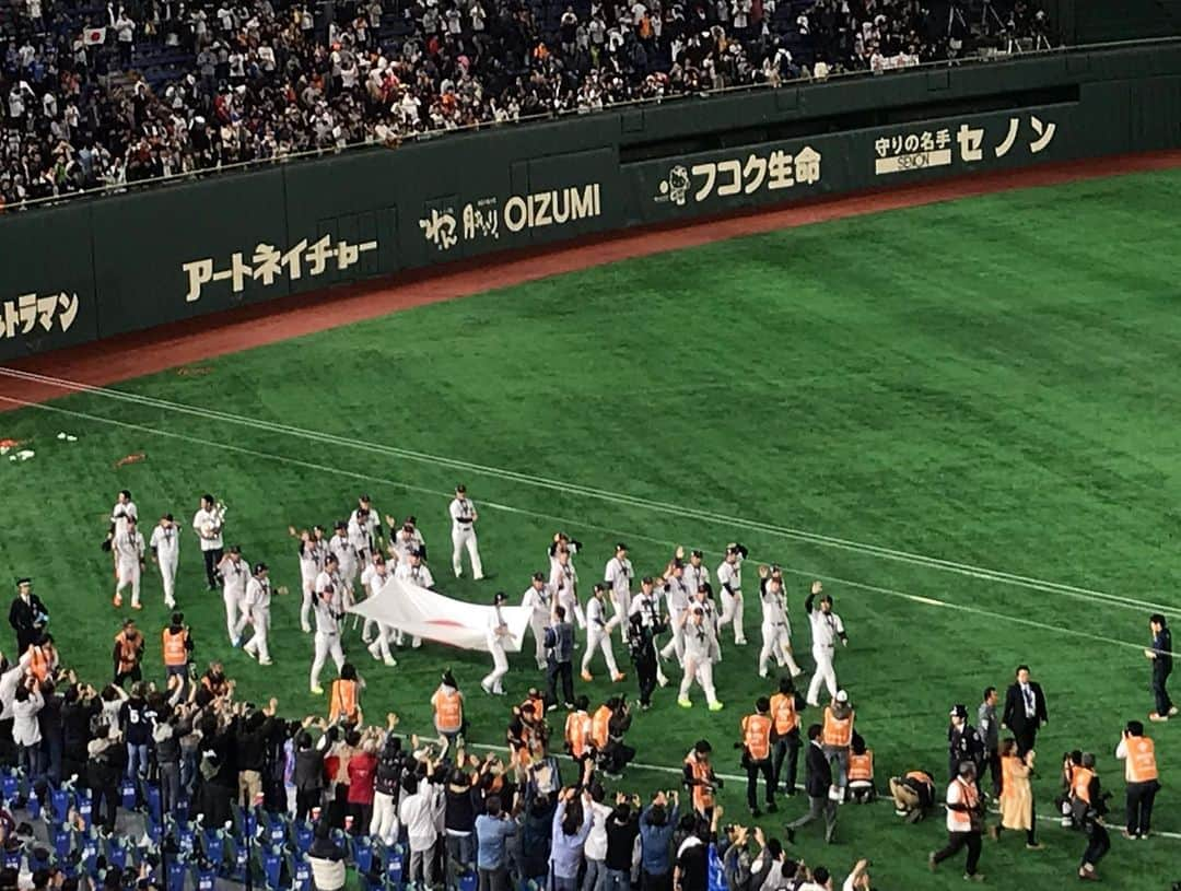 河野万里奈さんのインスタグラム写真 - (河野万里奈Instagram)「#プレミア12 決勝戦 日本vs.韓国 @東京ドーム ． 世界一奪還おめでとうございます🏆✨ ． それぞれの選手さんがなぜ日本代表に選ばれたのかがわかるような アピールポイントが心に刺さる試合でした☺️✨ ． 特に守備 日本野球ミュージアムのようでヨダレがでました ． ユーティリティ職人外崎選手のサード守備と 元キャッチャーの強肩が炸裂した近藤健介選手のレフトタッチアップ阻止 特に忘れられません恍惚とします ．  韓国チームのクローザーさんが 3イニングいった底力もバリシビレました ． 野球を好きでよかったな〜と再確認です☺️⚔️💘 ． グッズまた課金してしまった！ 侍Jキャップお気に入り！ シークレット(誰が当たるかわからない)のスライドケースは坂本勇人選手でした！ なにげに坂本勇人選手のグッズ初めて手に入れました！記念😊✨ #Premier12 #侍ジャパン #東京ドーム」11月18日 19時00分 - marina_kawano