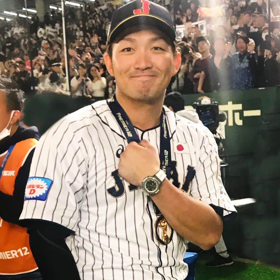 ウブロさんのインスタグラム写真 - (ウブロInstagram)「様々な感動が生まれた「WBSC Premier12」。 昨日の決勝戦で、日本が韓国を破り5-3で優勝を果たしました！ MVPの鈴木誠也選手 @seiya.suzuki.1 には「アエロ・フュージョン　ヴィクトリー」が贈呈されました。 ウブロと共にこの素晴らしい瞬間を過ごしたすべての方に感謝します！  Hublot Loves Baseball. ウブロは野球を応援します！ @wbsc  #Hublot #HublotLovesbaseball #WBSC #Premier12 #ウブロ #アエロフュージョン #野球 #プレミア12」11月18日 19時01分 - hublot_japan