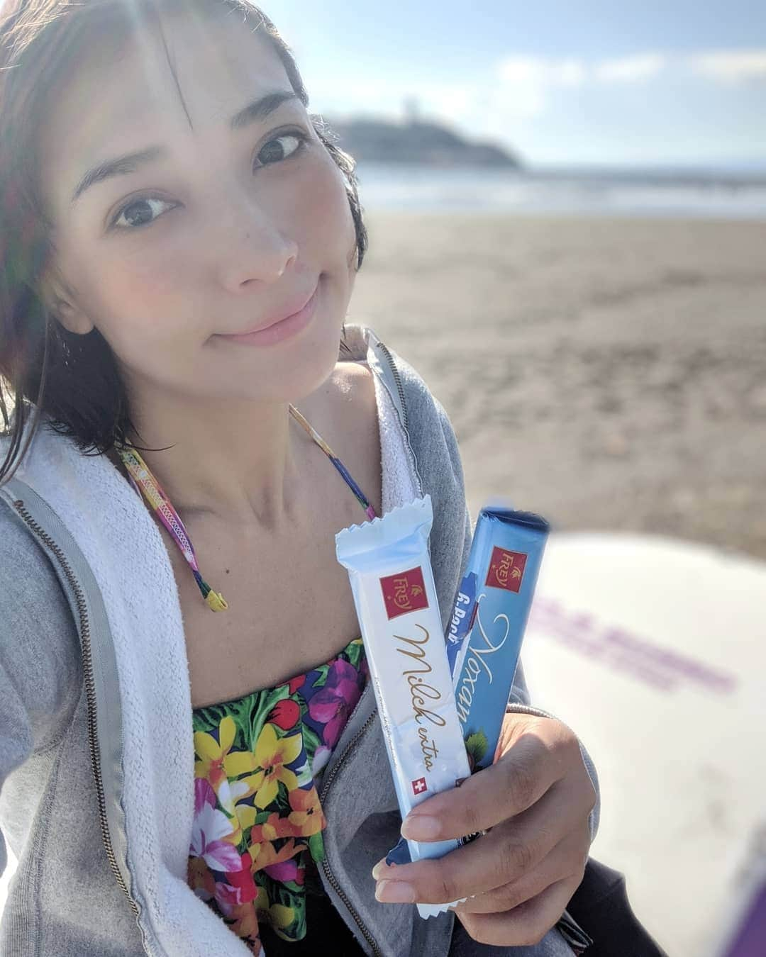 芳美リンさんのインスタグラム写真 - (芳美リンInstagram)「SUPの休憩中のpic📷  海ドボンしまくって、波にのまれまくって、（最後の写真の髪の毛ボサボサっぷりが波の激しさを物語る）  震える私を癒やしてくれた、 #FREY のチョコレート♥  夏はチョコレート溶けちゃうから、冬ならではの海おやつだね！  スイスでチョコレート作ったのと同じメーカーです✨ Freyのチョコレート、本当に美味しいのでぜひみかけたら食べてみて下さい！日本でも買えます👏  スイスは実はチョコレート大国♥  #frey﻿#ショコラフレイ#フレイ @swissdelice_jp﻿﻿ @chocolatfrey #スイスデリス﻿ #スイスデリスアンバサダー﻿﻿ #おいしい時間をスイスから ﻿﻿ #スイスデリス﻿﻿ #swissdelice﻿﻿ #スイス#スイス料理﻿ #旅したくなるフォト﻿﻿ #旅好きな人と繋がりたい﻿﻿ #海好き人と繋がりたい #江ノ島#湘南SUPガール#SUP#サップ」11月18日 19時03分 - lynn.lynn5