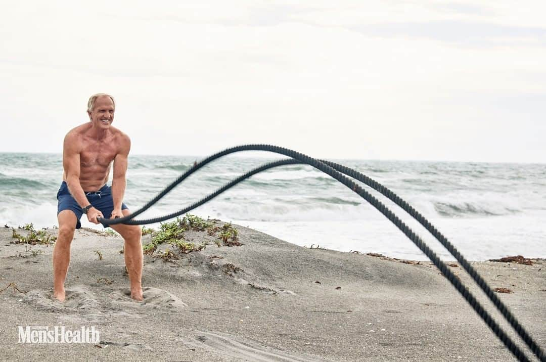 グレグ・ノーマンさんのインスタグラム写真 - (グレグ・ノーマンInstagram)「Train hard, fight easy… battle ropes on the beach to prepare for battle in the boardroom. @MensHealthAU @rikerbrothers #MondayMotivation • • •  Hair and makeup by: @alainadartistry」11月18日 19時05分 - shark_gregnorman