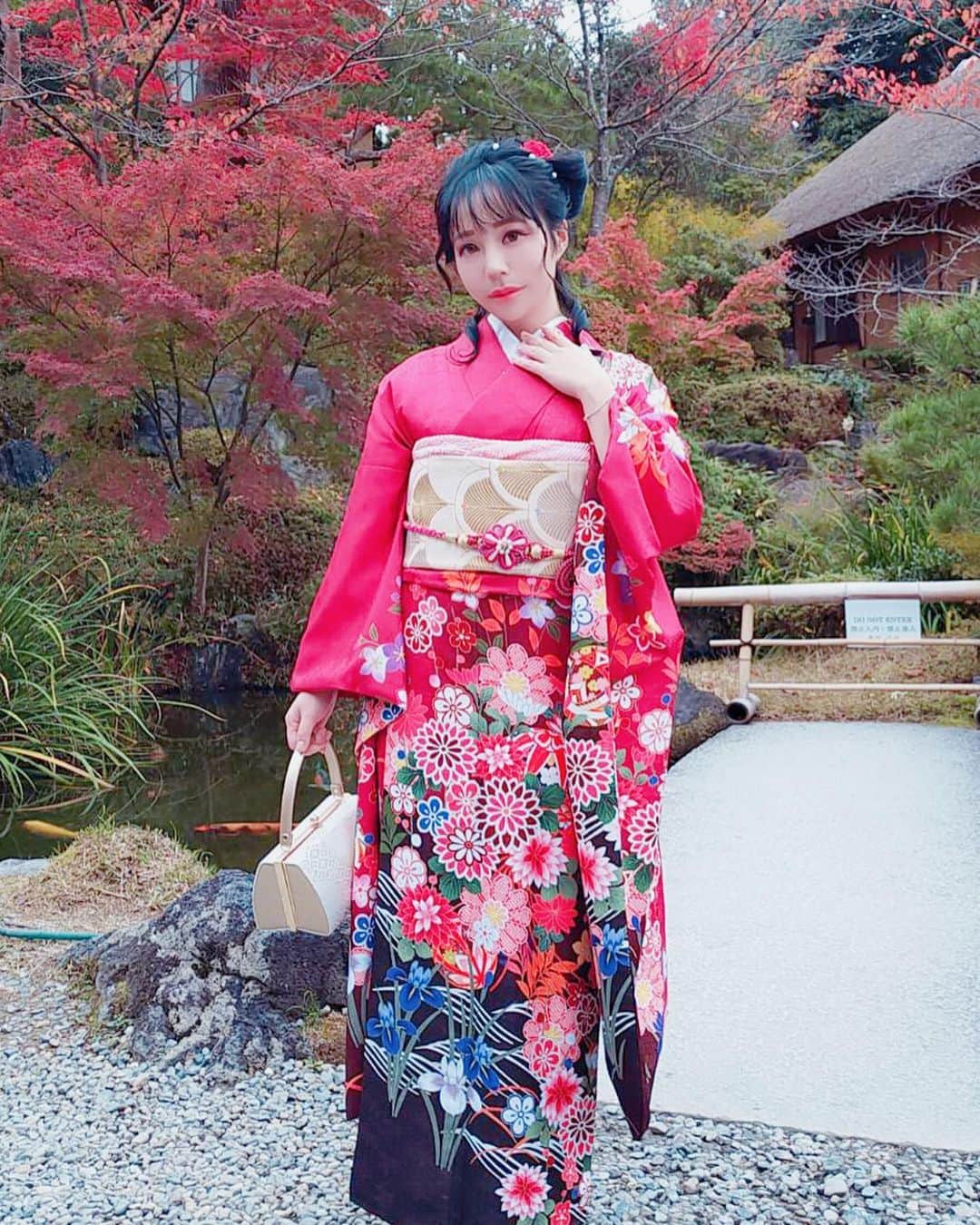 千尋さんのインスタグラム写真 - (千尋Instagram)「京都遊開心🥰🥰🥰🥰🥰 好久沒有穿振袖了 和服店髮型綁超美🥰🥰🥰🥰🥰」11月18日 19時06分 - chihiro_chang
