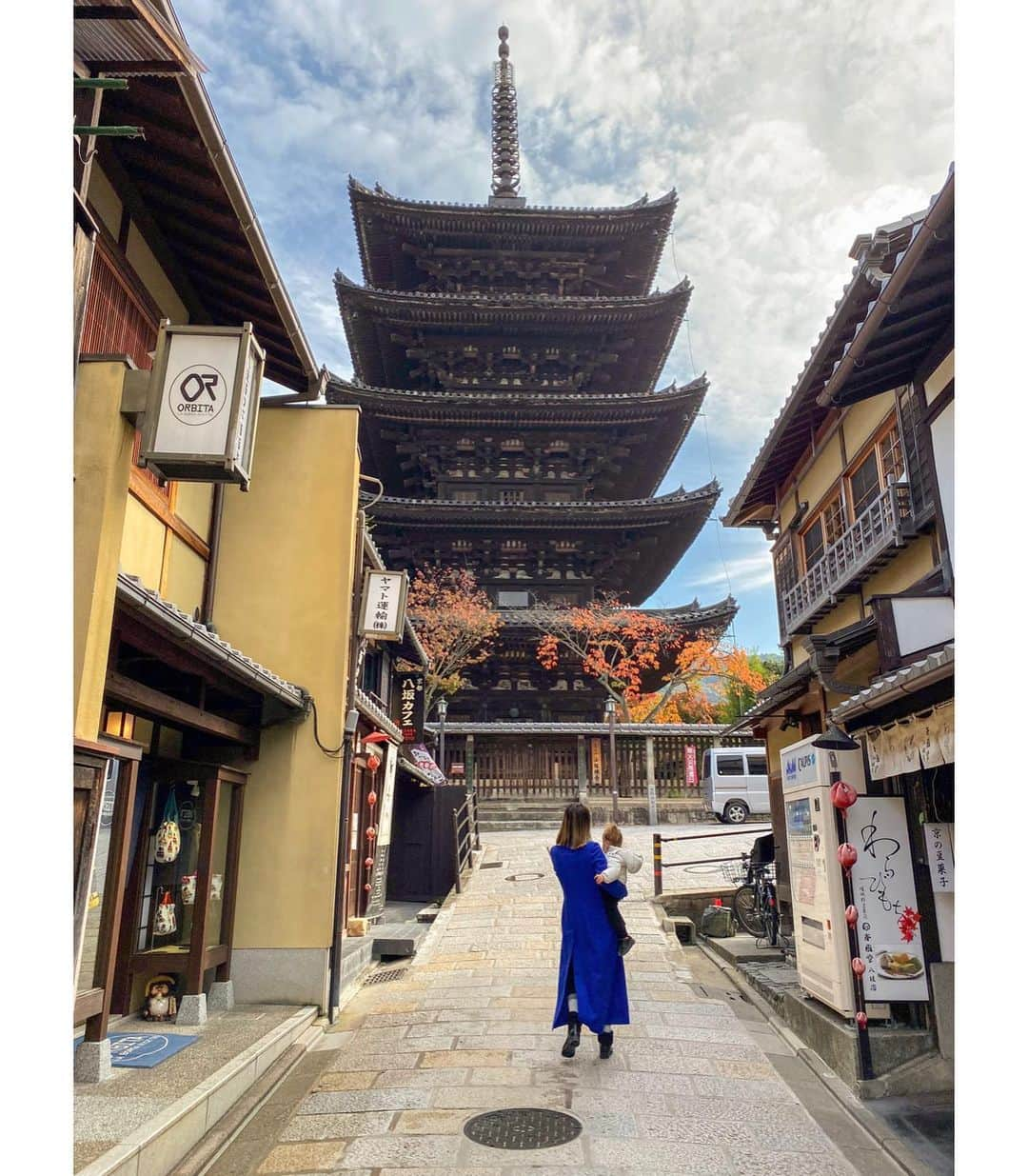 エミ・マイヤーさんのインスタグラム写真 - (エミ・マイヤーInstagram)「Kyoto ~~~ ♥️ ♥️♥️ My birthplace!! So glad I get to share it with my daughter 😊 Here to perform at #TakuTaku an old sake brewery converted into a live house. 京都はいつも素敵！明後日#磔磔　でーす！ 〜〜〜 デビュー１０周年を祝う４年ぶりのツアーが決定！ エミ・マイヤー デビュー１０周年記念！「Wings」ツアー  11/20（水）京都　磔磔 (Takutaku) 開場18:00　開演19:00 前売￥5,500　当日￥6,000(税込/全自由/整理番号付/ドリンク別) ＊当日入場口にてドリンク代（￥600）を頂戴いたします。 チケット発売日：4/27 チケットぴあ：0570-02-9999(Pコード:147-984) イープラス 磔磔店頭 問）磔磔(Takutaku) 075-351-1321 京都府京都市下京区富小路仏光寺下がる http://www.geisya.or.jp/~takutaku/ ・ ・ ・ #kyoto#yasakashrine#八坂神社#houkanji#法観寺 #法観寺八坂の塔 #arabicacoffee #arabicakyoto #higashiyama #東山#京都#京都観光#kyotojapan#emimeyer#エミマイヤー」11月18日 19時06分 - emimeyer