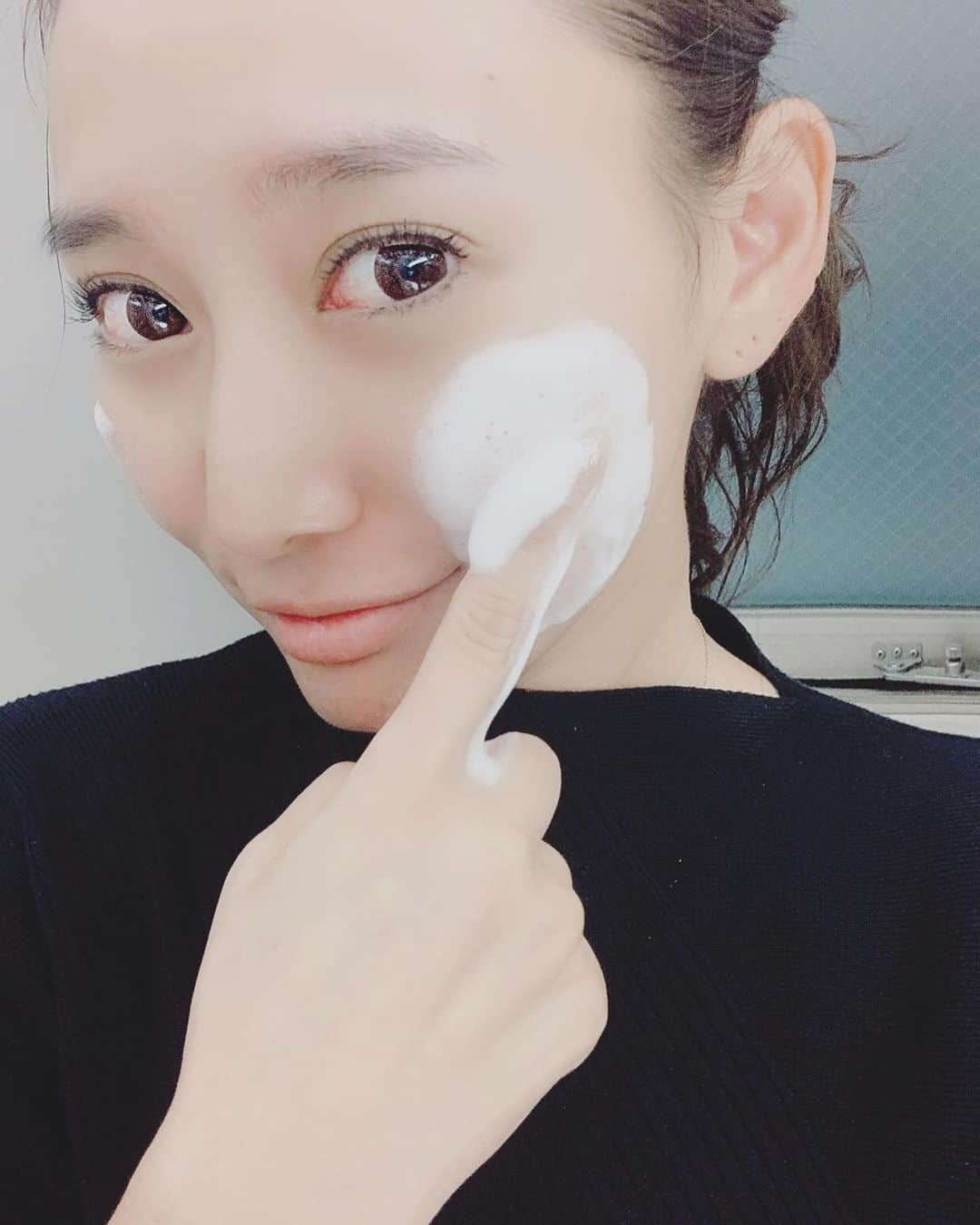 李 雨瀟さんのインスタグラム写真 - (李 雨瀟Instagram)「すっきり洗顔♡ スポーツの後の洗顔の気持ちよさが好きっ。 ニキビ肌なのでおススメしてもらったロゼットを。 チューブの緑のシリーズは使ったことあるんだけど青も気になって😊昔から変わらないパッケージで押し出して使うタイプでユニークでしょ♡ 1番のお気に入りポイントは弾力のある泡!! 薬用なのでしっかりケアしてくれるよーっ🙆‍♀️😊 . . 次のゴルフは月末💕 その前に練習に行けたら行きたいなー🤔 ーーーーーーーーーーーーーーーーー 11/1から、抽選で300名様にロゼット洗顔パスタオリジナルグッズをプレゼントしてるそうなので是非チェックしてみてください🥰 ーーーーーーーーーーーーーーーーー . @rosette_pasta_official  #beauty #mybeauty #beautyitem #skincare #ベーシック洗顔 #洗顔 #美容 #美容法 #PR #ロゼット #ロゼット洗顔パスタ」11月18日 19時07分 - yuisho_ri