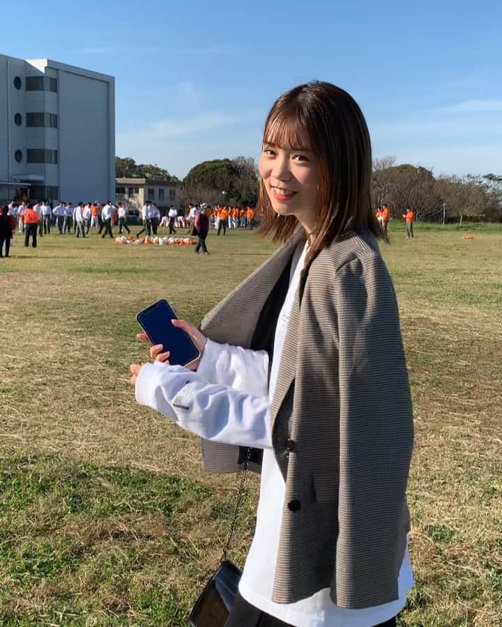 千田麻実のインスタグラム：「ビヨーン。⠀ なんてテンション上がってる奥で第４大隊の皆さんが棒倒しの練習をされてました👏🏻⠀ ⠀ #どんな飛び方  #だいぶ失礼  #防衛大学校開校記念祭」