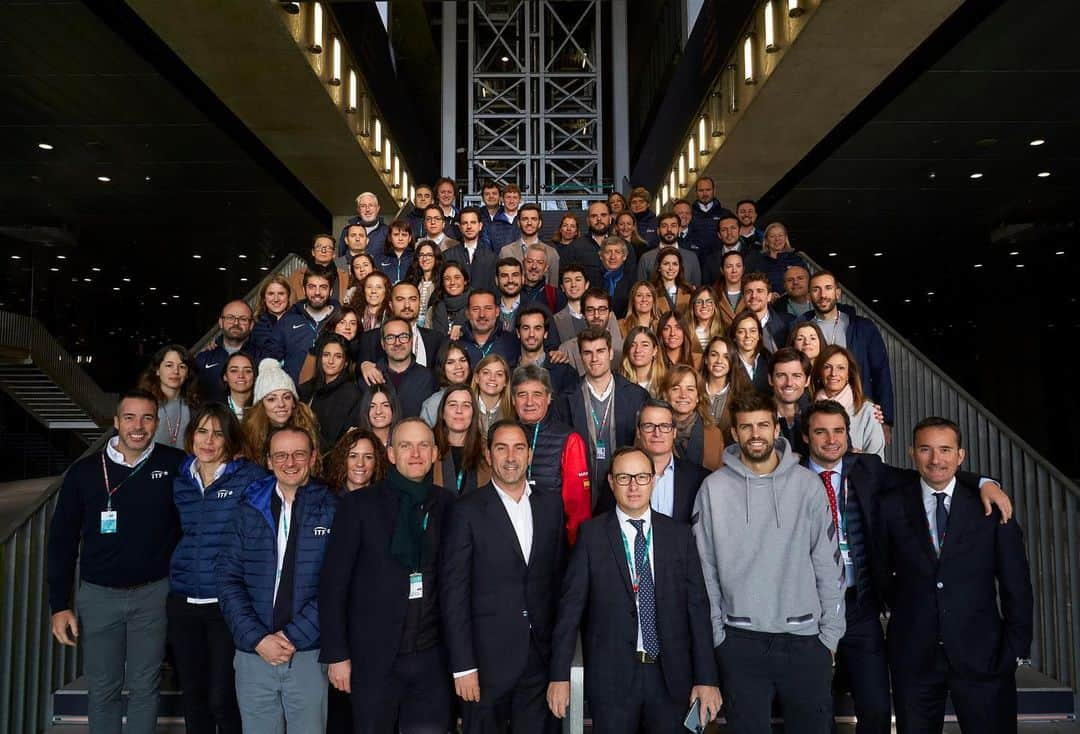 ジェラール・ピケのインスタグラム：「Foto de familia antes de que empiece la acción. Muy orgulloso de todo el equipo! @daviscupfinals @kosmostennis @itf__tennis」