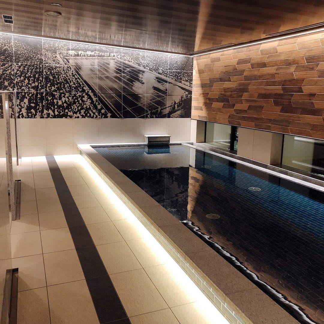 上田祥子さんのインスタグラム写真 - (上田祥子Instagram)「少し間が空いてしまいましたが、 11月22日オープンの「三井ガーデンホテル神宮外苑の杜プレミア」の素敵な共用スペースをご紹介します。写真一枚目から、大浴場。このホテルは明治神宮外苑水泳場の跡地に誕生する事からその面影が感じられるデザインなんです。次のフィットネスルームはテクノジムが導入され、大きな窓からの景色を楽しみながらトレーニングできます。レセプションロビーも洗練された空間。レストランRISTORANTE & BAR E’VOLTA  は日本の粋をテーマにイタリアンなどを融合させたメニューが楽しめます。朝食も美味しかった！ 個人的にまたゆっくり過ごしたいホテルです。#三井ガーデンホテル神宮外苑の杜プレミア」11月18日 19時14分 - uedasachikoinsta