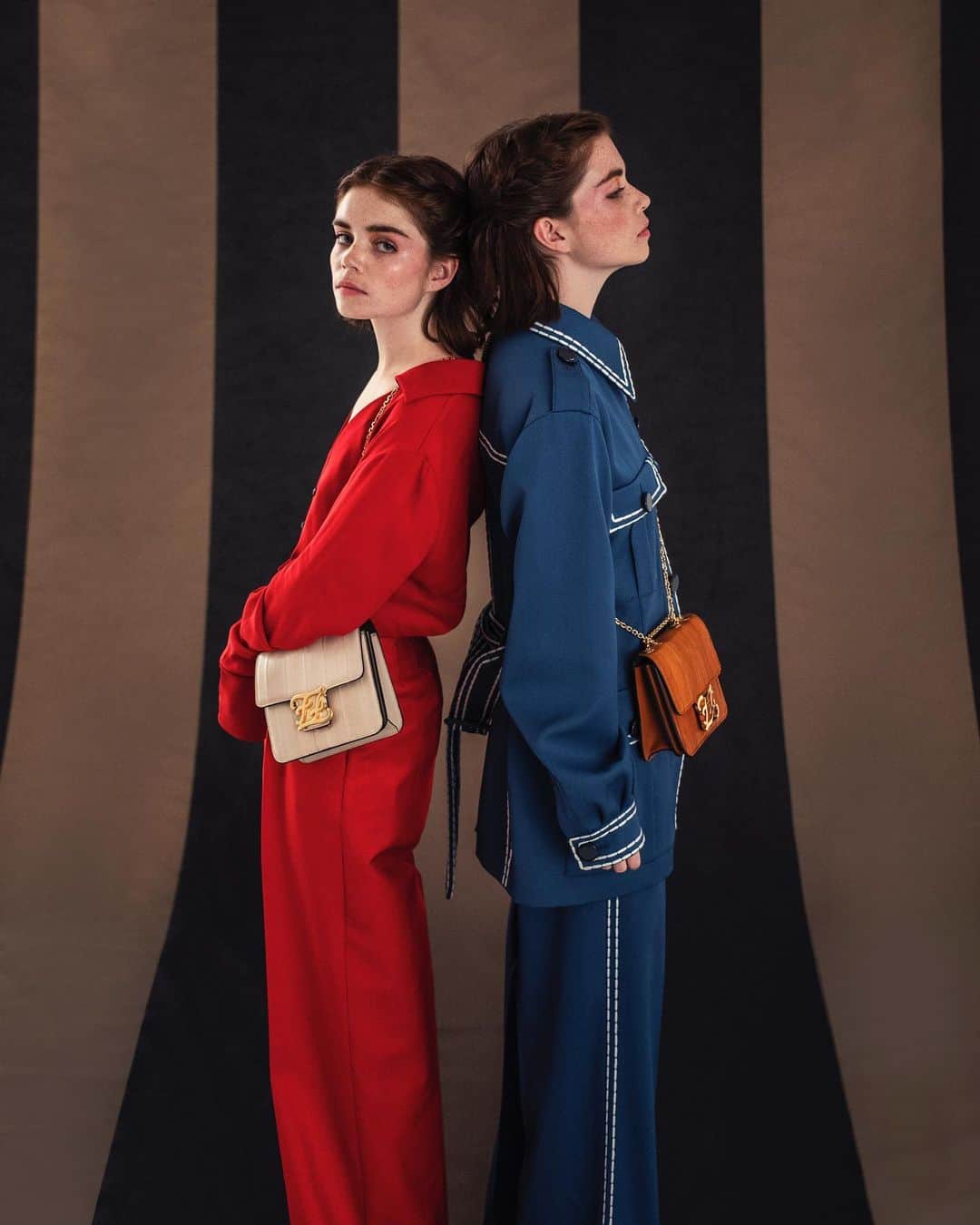 Vogue Taiwan Officialさんのインスタグラム写真 - (Vogue Taiwan OfficialInstagram)「#Voguefashionnow﻿ ﻿ FENDI把兩個相同的「F」字母放在Karligraphy 包款上，以及兩個長相一模一樣的雙胞胎姐妹放在一起，畫面加倍地可愛！﻿ ﻿ Molly 與 Reese 這對姐妹花受到 Karl Lagerfeld 在1981年所設計出之 Karligraphy logo圖案的啟發，運用肢體生動表現出兩個上下倒置且別無二致的斜體「F」字母，兩者既有相同之處，又透過出相異的點，突顯出這個全新包款有趣且前衛的風格。﻿ ﻿ #fendi #FendiKarligraphy #newbag ﻿ ﻿ 🖊#sandyis3d」11月18日 19時14分 - voguetaiwan