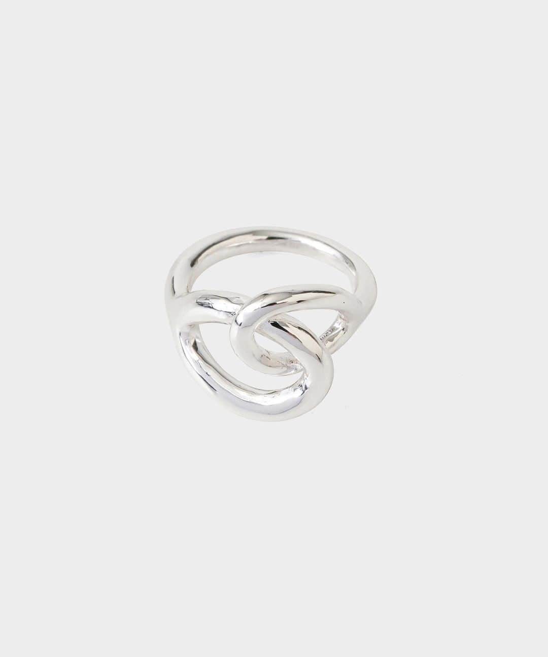MAISON DE REEFURのインスタグラム：「. 【NEW】 ◼️ 【Nothing And Others】 Tie Ring . ロープを結んだようなモチーフの、立体的なリングです。 . コートや厚手のトップス等の存在感に負けないボリューム感ながら、華奢にも見える絶妙なデザイン。 . 〈Nothing And Others (ナッシング アンド アザーズ)〉 トレンドに左右されることなく、いつの時代も定番になるジュエリー。 自分のスタイルを強く持ち、この時代を全うに生きる。 . そんな女性の自信の一部となるようなアクセサリーを提案するブランド。 . 【展開店舗】 ルミネエスト新宿店・博多店・OFFICIAL WEB SHOP . #maisondefleur #nothingandothers #select #ring #メゾンドリーファー #アクセサリー」