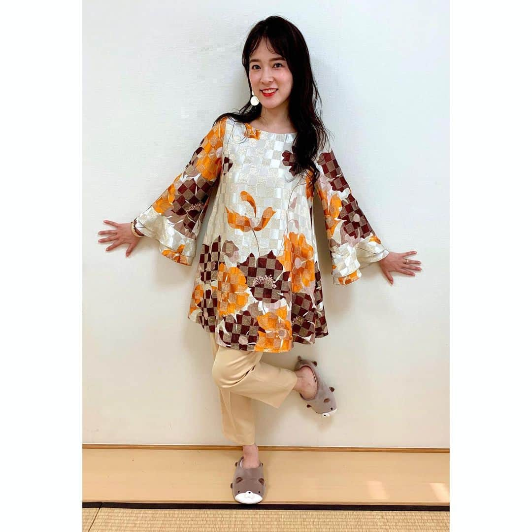 奈津子さんのインスタグラム写真 - (奈津子Instagram)「収録楽しかった！またお知らせしますね😇ここ数年、仕事上で大切にしているテーマが「伸び伸びとやる」ことで。すべて上手くいく訳じゃないけど、勇気を重ねていくごとに目標に近づいていく気がします。今夜は魔女夜🧙‍♀️観てね。足元は移動の時だけカワウソちゃんをスタイリストさんが履かせてくれます(本番はヒールで底上げ👠 ・ #家電 #家電好き #家電女優 #奈津子 #衣装　#バナーバレット #冬服 #ワンピース」11月18日 19時27分 - natsuko_kaden