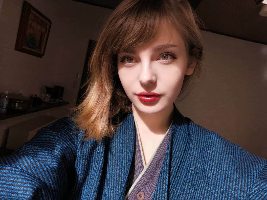 Ella Freyaのインスタグラム：「My Japan travel tip: try ryokan (旅館)　it's a traditional Japanese style hotel, usually close or connected to an onsen (温泉) which is a natural hot spring that makes your skin super soft. Unfortunately I can only enter a few minutes without getting dizzy😅」