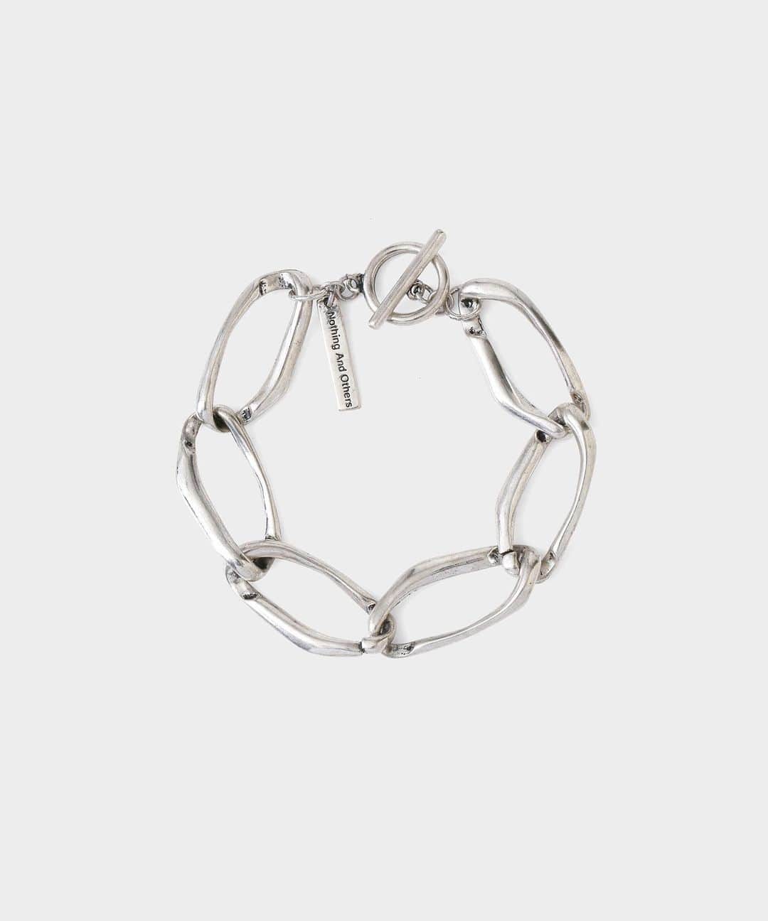 のインスタグラム：「. 【NEW】 ◼️ 【Nothing And Others】 Slender Chain Bracelet . 細いラインのチェーンブレスレットです。 . コートや厚手のトップス等の存在感に負けないボリューム感ながら、細い線のゆるやかなチェーンなので、手元に女性らしいアクセントをプラスしてくれるデザイン。 . 〈Nothing And Others (ナッシング アンド アザーズ)〉 トレンドに左右されることなく、いつの時代も定番になるジュエリー。 自分のスタイルを強く持ち、この時代を全うに生きる。 . そんな女性の自信の一部となるようなアクセサリーを提案するブランド。 . 【展開店舗】 ルミネエスト新宿店・博多店・OFFICIAL WEB SHOP . #maisondefleur #nothingandothers #select #bracelet #メゾンドリーファー #アクセサリー」