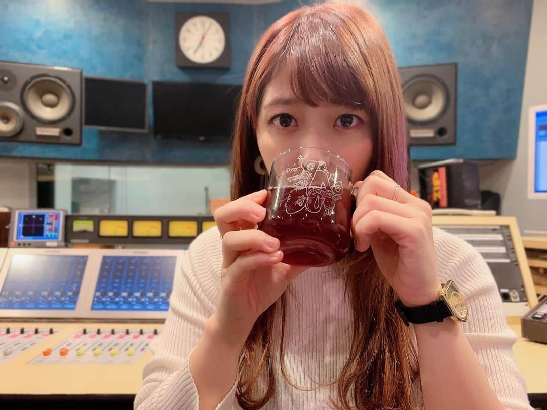 白井奈津さんのインスタグラム写真 - (白井奈津Instagram)「世界に一つだけのFIND OUTマグカップ☕️ @ito_the_camp から頂いた✨ （おそらく）手彫り可愛い🧡  #昨夜のFIND OUTは #宇宙まおちゃん @uchumao のリリース前のアルバムから1曲宇宙初OA #シズゴ兼丸さん @kanemaru.425 の初出し情報 #ハルカミライ @harukamirai_info の皆さんがだいたい夜9時の時報を担当 #ブルエン @blueencount_official 名古屋ライブリスナーレポとあの曲 #など山盛りです🙆‍♀️💫 #タイムフリーでぜひぞひ」11月18日 19時24分 - shirai_natsu