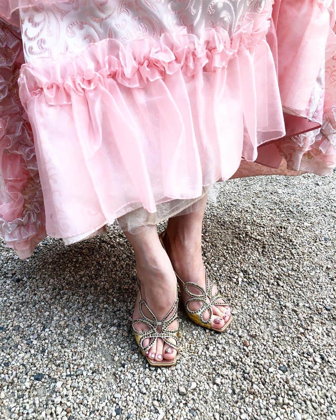 SPURさんのインスタグラム写真 - (SPURInstagram)「@rogervivier のプレゼンテーション会場には、見目麗しきキャストの姿も。右のマリー・アントワネットに扮したのは、元宝塚歌劇団花組トップ娘役の蘭乃はなさん。足もとには、エリザベス女王が戴冠式でお召しになった一足をアップデートしたものを（写真2枚目）。左のオスカルは、元宝塚歌劇団星組の男役スター、麻央侑希さんです。白いロングブーツを潔く履きこなす姿が美しすぎて、うっとりしました。 #rogervivier #gherardofelloni  #SPUR #fashion #mode #follow #newin #2019」11月18日 19時36分 - spurmagazine