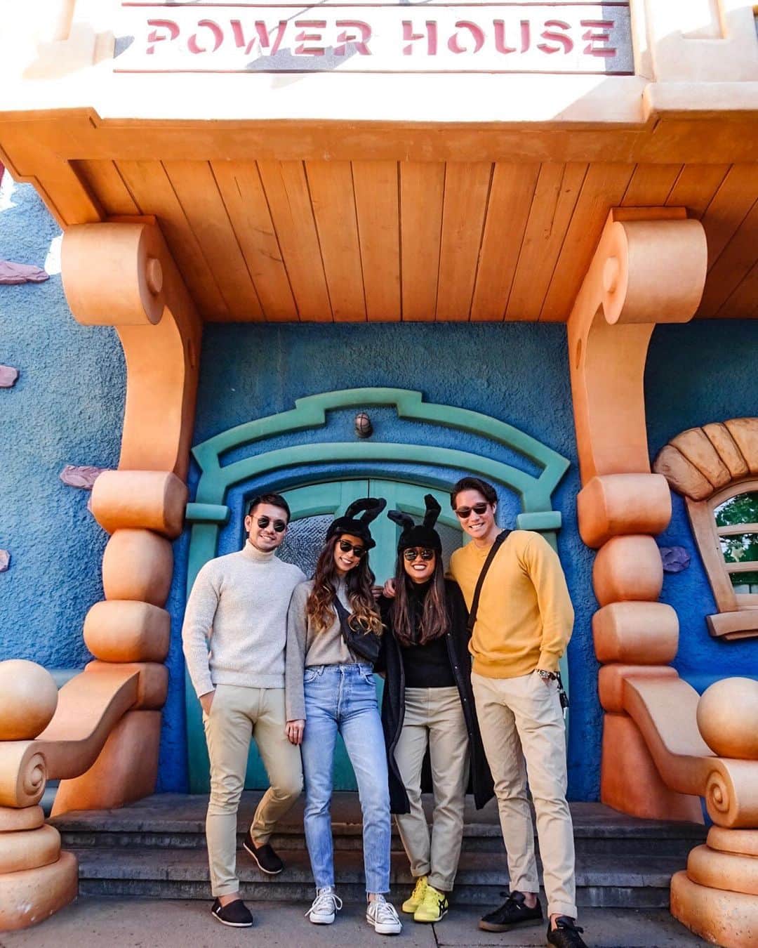 のインスタグラム：「みんなで大好きなディズニー🏰 毎年みんなで来るのが恒例🖤 今回は2人がお祝いでくれたチケットで行ってきました💕 ＊ ＊ そして、みんな大好きなワンマンズドリームを絶対絶対みたいから気持ちを込めて抽選、、、、 結果、、、 外れる、、、、 もう見れないんだなと思うと悲しみしかなくて、家に帰ってからずーっとYouTubeで見てた♡ 抽選当てる方法が知りたいww 誰か教えて〜〜 最後に見たかった😢😢😢 ＊ 今回のテーマは "something beige" ベージュを取り入れた服で楽しんできました💛 幸せな休日すぎて、たくさん写真がある😆❤️ #tokyodisneyland #wandmfamily」