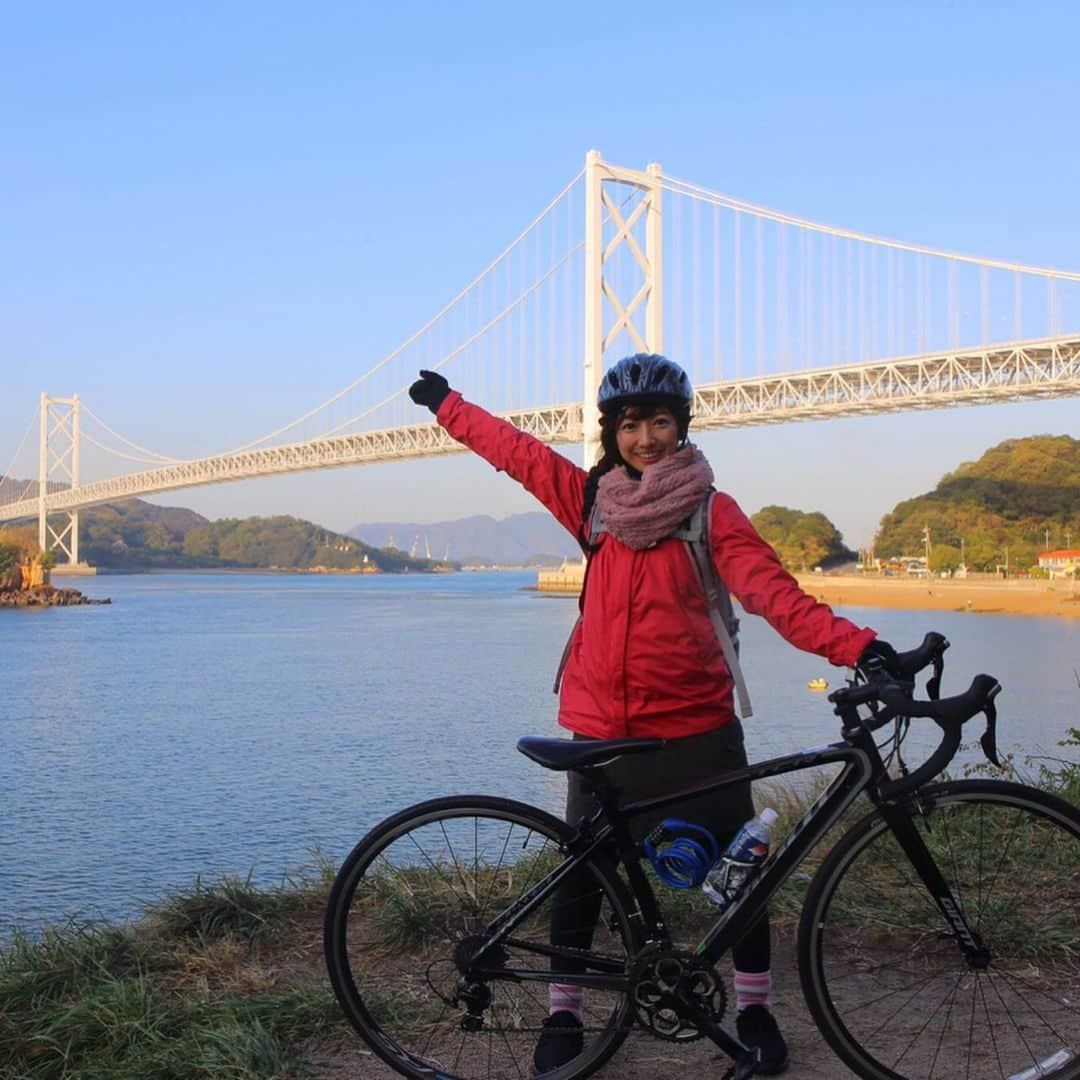 佐藤彩さんのインスタグラム写真 - (佐藤彩Instagram)「しまなみ海道サイクリングロードを走破しました🚴‍♀️﻿ ﻿ 広島県尾道市から愛媛県今治市まで、いくつかの島を渡りながら、約80kmの道のりを走ったのです🚴‍♀️﻿ ﻿ 札幌から積丹とか砂川まで行ける距離になるので、﻿初ロードバイクで、この距離を1日で走り切れるのか、というのは未知数なところもありました。﻿ ﻿ でも、「やってみたい！」という好奇心が芽生え、心躍るチャレンジだと思い始めたらもう、やるしかない！﻿ ﻿ 気持ちが優って楽しんでいましたが… 橋を渡るときには1キロ以上のスロープを上りますし、道中で坂道を漕ぐ時間もけっこうあってお疲れモードのときもありました。 そして最後は足が張ってきたけれど…持ち前の体力で、なんとか無事に完走しましたよ✨﻿ ﻿ ﻿ とは言っても、1人では絶対無理…﻿ この挑戦が成功したのは、友人の最大限のサポートがあったからに他なりません。﻿ 心から感謝の気持ちでいっぱいです☺️﻿ ﻿ ﻿ 自分のロードバイクを持っていてサイクリングが趣味という友人が先に走り、私に合わせたペースを作ってくれて、私はついていく…﻿ すると、ちゃんと目標時間に今治駅まで着いたわけですよ！！﻿ すごい！！﻿ しかもカメラも趣味ということで、楽しそうにサイクリングしている私の姿までしっかりカメラに収めてくれて感動✨﻿ ﻿ 一生心に残る思い出ができました😆💕﻿ 楽しかったー！！﻿ 本当にありがとう☺️﻿ ﻿ ﻿ #しまなみ海道 #しまなみ海道サイクリング #尾道から今治へ #達成感がハンパない  #自転車の旅の楽しさを知る #雲ひとつない青空 #穏やかな瀬戸内海 #最高の思い出 #旅好き #HBC #アナウンサー #佐藤彩」11月18日 19時30分 - hbc_ayasato