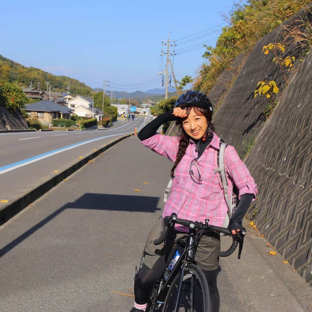 佐藤彩さんのインスタグラム写真 - (佐藤彩Instagram)「しまなみ海道サイクリングロードを走破しました🚴‍♀️﻿ ﻿ 広島県尾道市から愛媛県今治市まで、いくつかの島を渡りながら、約80kmの道のりを走ったのです🚴‍♀️﻿ ﻿ 札幌から積丹とか砂川まで行ける距離になるので、﻿初ロードバイクで、この距離を1日で走り切れるのか、というのは未知数なところもありました。﻿ ﻿ でも、「やってみたい！」という好奇心が芽生え、心躍るチャレンジだと思い始めたらもう、やるしかない！﻿ ﻿ 気持ちが優って楽しんでいましたが… 橋を渡るときには1キロ以上のスロープを上りますし、道中で坂道を漕ぐ時間もけっこうあってお疲れモードのときもありました。 そして最後は足が張ってきたけれど…持ち前の体力で、なんとか無事に完走しましたよ✨﻿ ﻿ ﻿ とは言っても、1人では絶対無理…﻿ この挑戦が成功したのは、友人の最大限のサポートがあったからに他なりません。﻿ 心から感謝の気持ちでいっぱいです☺️﻿ ﻿ ﻿ 自分のロードバイクを持っていてサイクリングが趣味という友人が先に走り、私に合わせたペースを作ってくれて、私はついていく…﻿ すると、ちゃんと目標時間に今治駅まで着いたわけですよ！！﻿ すごい！！﻿ しかもカメラも趣味ということで、楽しそうにサイクリングしている私の姿までしっかりカメラに収めてくれて感動✨﻿ ﻿ 一生心に残る思い出ができました😆💕﻿ 楽しかったー！！﻿ 本当にありがとう☺️﻿ ﻿ ﻿ #しまなみ海道 #しまなみ海道サイクリング #尾道から今治へ #達成感がハンパない  #自転車の旅の楽しさを知る #雲ひとつない青空 #穏やかな瀬戸内海 #最高の思い出 #旅好き #HBC #アナウンサー #佐藤彩」11月18日 19時30分 - hbc_ayasato