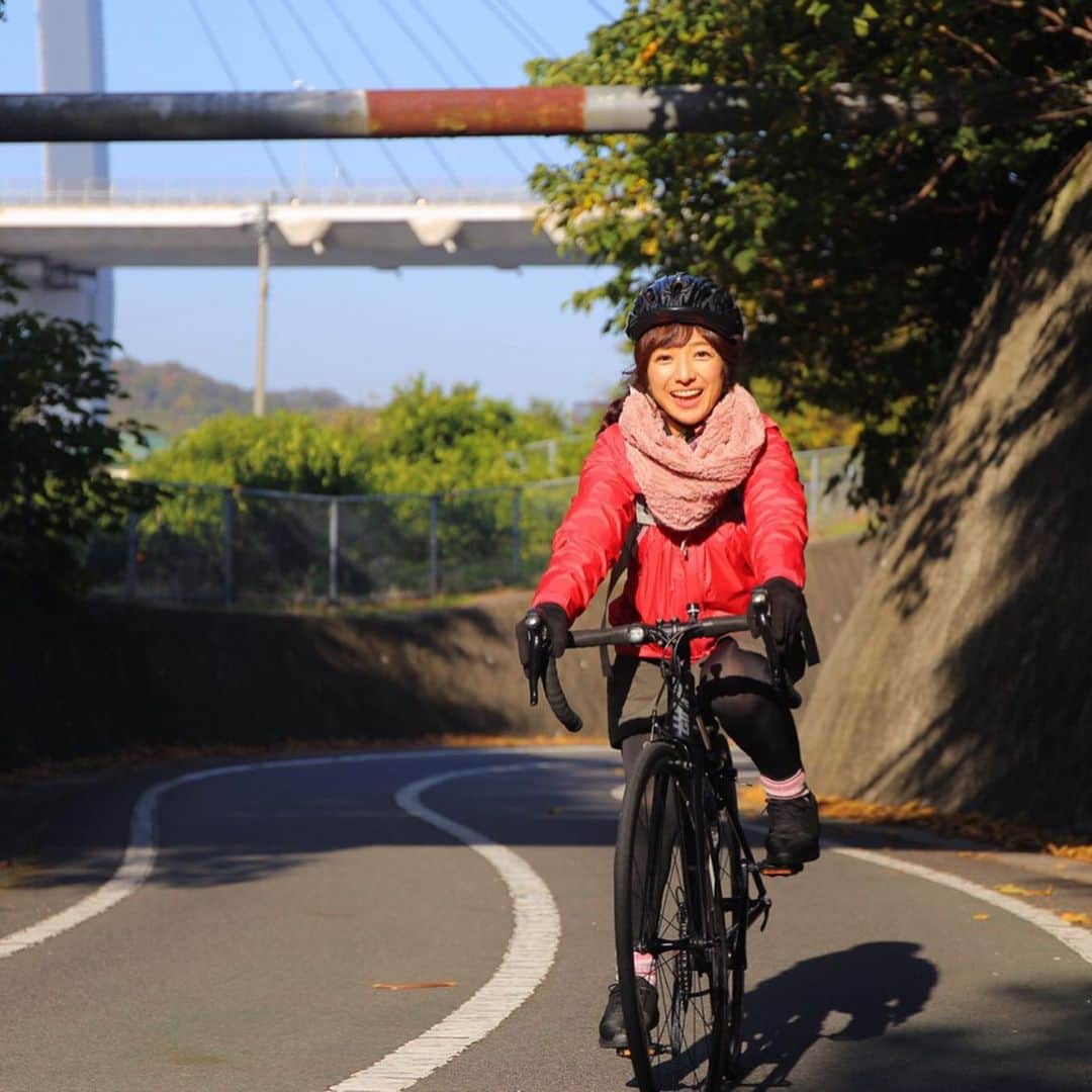 佐藤彩さんのインスタグラム写真 - (佐藤彩Instagram)「しまなみ海道サイクリングロードを走破しました🚴‍♀️﻿ ﻿ 広島県尾道市から愛媛県今治市まで、いくつかの島を渡りながら、約80kmの道のりを走ったのです🚴‍♀️﻿ ﻿ 札幌から積丹とか砂川まで行ける距離になるので、﻿初ロードバイクで、この距離を1日で走り切れるのか、というのは未知数なところもありました。﻿ ﻿ でも、「やってみたい！」という好奇心が芽生え、心躍るチャレンジだと思い始めたらもう、やるしかない！﻿ ﻿ 気持ちが優って楽しんでいましたが… 橋を渡るときには1キロ以上のスロープを上りますし、道中で坂道を漕ぐ時間もけっこうあってお疲れモードのときもありました。 そして最後は足が張ってきたけれど…持ち前の体力で、なんとか無事に完走しましたよ✨﻿ ﻿ ﻿ とは言っても、1人では絶対無理…﻿ この挑戦が成功したのは、友人の最大限のサポートがあったからに他なりません。﻿ 心から感謝の気持ちでいっぱいです☺️﻿ ﻿ ﻿ 自分のロードバイクを持っていてサイクリングが趣味という友人が先に走り、私に合わせたペースを作ってくれて、私はついていく…﻿ すると、ちゃんと目標時間に今治駅まで着いたわけですよ！！﻿ すごい！！﻿ しかもカメラも趣味ということで、楽しそうにサイクリングしている私の姿までしっかりカメラに収めてくれて感動✨﻿ ﻿ 一生心に残る思い出ができました😆💕﻿ 楽しかったー！！﻿ 本当にありがとう☺️﻿ ﻿ ﻿ #しまなみ海道 #しまなみ海道サイクリング #尾道から今治へ #達成感がハンパない  #自転車の旅の楽しさを知る #雲ひとつない青空 #穏やかな瀬戸内海 #最高の思い出 #旅好き #HBC #アナウンサー #佐藤彩」11月18日 19時30分 - hbc_ayasato