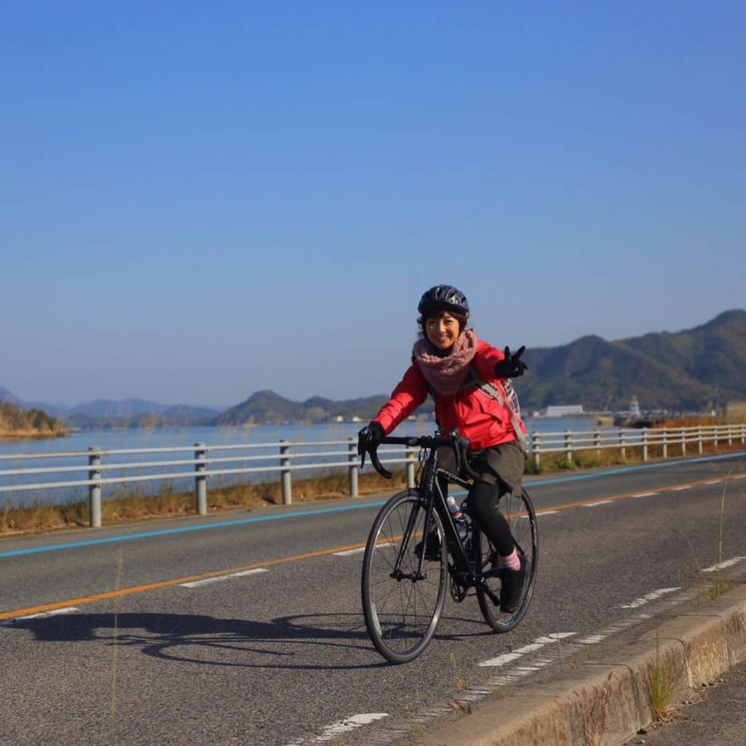 佐藤彩さんのインスタグラム写真 - (佐藤彩Instagram)「しまなみ海道サイクリングロードを走破しました🚴‍♀️﻿ ﻿ 広島県尾道市から愛媛県今治市まで、いくつかの島を渡りながら、約80kmの道のりを走ったのです🚴‍♀️﻿ ﻿ 札幌から積丹とか砂川まで行ける距離になるので、﻿初ロードバイクで、この距離を1日で走り切れるのか、というのは未知数なところもありました。﻿ ﻿ でも、「やってみたい！」という好奇心が芽生え、心躍るチャレンジだと思い始めたらもう、やるしかない！﻿ ﻿ 気持ちが優って楽しんでいましたが… 橋を渡るときには1キロ以上のスロープを上りますし、道中で坂道を漕ぐ時間もけっこうあってお疲れモードのときもありました。 そして最後は足が張ってきたけれど…持ち前の体力で、なんとか無事に完走しましたよ✨﻿ ﻿ ﻿ とは言っても、1人では絶対無理…﻿ この挑戦が成功したのは、友人の最大限のサポートがあったからに他なりません。﻿ 心から感謝の気持ちでいっぱいです☺️﻿ ﻿ ﻿ 自分のロードバイクを持っていてサイクリングが趣味という友人が先に走り、私に合わせたペースを作ってくれて、私はついていく…﻿ すると、ちゃんと目標時間に今治駅まで着いたわけですよ！！﻿ すごい！！﻿ しかもカメラも趣味ということで、楽しそうにサイクリングしている私の姿までしっかりカメラに収めてくれて感動✨﻿ ﻿ 一生心に残る思い出ができました😆💕﻿ 楽しかったー！！﻿ 本当にありがとう☺️﻿ ﻿ ﻿ #しまなみ海道 #しまなみ海道サイクリング #尾道から今治へ #達成感がハンパない  #自転車の旅の楽しさを知る #雲ひとつない青空 #穏やかな瀬戸内海 #最高の思い出 #旅好き #HBC #アナウンサー #佐藤彩」11月18日 19時30分 - hbc_ayasato