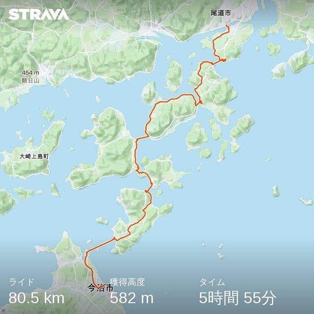 佐藤彩さんのインスタグラム写真 - (佐藤彩Instagram)「しまなみ海道サイクリングロードを走破しました🚴‍♀️﻿ ﻿ 広島県尾道市から愛媛県今治市まで、いくつかの島を渡りながら、約80kmの道のりを走ったのです🚴‍♀️﻿ ﻿ 札幌から積丹とか砂川まで行ける距離になるので、﻿初ロードバイクで、この距離を1日で走り切れるのか、というのは未知数なところもありました。﻿ ﻿ でも、「やってみたい！」という好奇心が芽生え、心躍るチャレンジだと思い始めたらもう、やるしかない！﻿ ﻿ 気持ちが優って楽しんでいましたが… 橋を渡るときには1キロ以上のスロープを上りますし、道中で坂道を漕ぐ時間もけっこうあってお疲れモードのときもありました。 そして最後は足が張ってきたけれど…持ち前の体力で、なんとか無事に完走しましたよ✨﻿ ﻿ ﻿ とは言っても、1人では絶対無理…﻿ この挑戦が成功したのは、友人の最大限のサポートがあったからに他なりません。﻿ 心から感謝の気持ちでいっぱいです☺️﻿ ﻿ ﻿ 自分のロードバイクを持っていてサイクリングが趣味という友人が先に走り、私に合わせたペースを作ってくれて、私はついていく…﻿ すると、ちゃんと目標時間に今治駅まで着いたわけですよ！！﻿ すごい！！﻿ しかもカメラも趣味ということで、楽しそうにサイクリングしている私の姿までしっかりカメラに収めてくれて感動✨﻿ ﻿ 一生心に残る思い出ができました😆💕﻿ 楽しかったー！！﻿ 本当にありがとう☺️﻿ ﻿ ﻿ #しまなみ海道 #しまなみ海道サイクリング #尾道から今治へ #達成感がハンパない  #自転車の旅の楽しさを知る #雲ひとつない青空 #穏やかな瀬戸内海 #最高の思い出 #旅好き #HBC #アナウンサー #佐藤彩」11月18日 19時30分 - hbc_ayasato