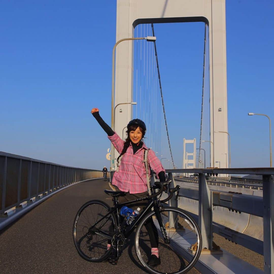 佐藤彩さんのインスタグラム写真 - (佐藤彩Instagram)「しまなみ海道サイクリングロードを走破しました🚴‍♀️﻿ ﻿ 広島県尾道市から愛媛県今治市まで、いくつかの島を渡りながら、約80kmの道のりを走ったのです🚴‍♀️﻿ ﻿ 札幌から積丹とか砂川まで行ける距離になるので、﻿初ロードバイクで、この距離を1日で走り切れるのか、というのは未知数なところもありました。﻿ ﻿ でも、「やってみたい！」という好奇心が芽生え、心躍るチャレンジだと思い始めたらもう、やるしかない！﻿ ﻿ 気持ちが優って楽しんでいましたが… 橋を渡るときには1キロ以上のスロープを上りますし、道中で坂道を漕ぐ時間もけっこうあってお疲れモードのときもありました。 そして最後は足が張ってきたけれど…持ち前の体力で、なんとか無事に完走しましたよ✨﻿ ﻿ ﻿ とは言っても、1人では絶対無理…﻿ この挑戦が成功したのは、友人の最大限のサポートがあったからに他なりません。﻿ 心から感謝の気持ちでいっぱいです☺️﻿ ﻿ ﻿ 自分のロードバイクを持っていてサイクリングが趣味という友人が先に走り、私に合わせたペースを作ってくれて、私はついていく…﻿ すると、ちゃんと目標時間に今治駅まで着いたわけですよ！！﻿ すごい！！﻿ しかもカメラも趣味ということで、楽しそうにサイクリングしている私の姿までしっかりカメラに収めてくれて感動✨﻿ ﻿ 一生心に残る思い出ができました😆💕﻿ 楽しかったー！！﻿ 本当にありがとう☺️﻿ ﻿ ﻿ #しまなみ海道 #しまなみ海道サイクリング #尾道から今治へ #達成感がハンパない  #自転車の旅の楽しさを知る #雲ひとつない青空 #穏やかな瀬戸内海 #最高の思い出 #旅好き #HBC #アナウンサー #佐藤彩」11月18日 19時30分 - hbc_ayasato