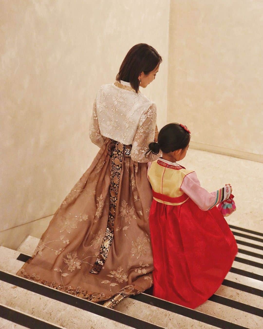 miheeさんのインスタグラム写真 - (miheeInstagram)「ㅤ ㅤ 한복✨ ㅤ ㅤ 엄마와 딸과 한복을 입어서 기뻤다~^^* ㅤ ㅤ 母 娘 みんな チマチョゴリ を着て🇰🇷親戚の結婚式へ♥️。 ㅤ ㅤ #한복 #pjhotel  #明洞 #korea  #wedding #チマチョゴリ #親子  ㅤ ㅤ」11月18日 19時45分 - __mihi__