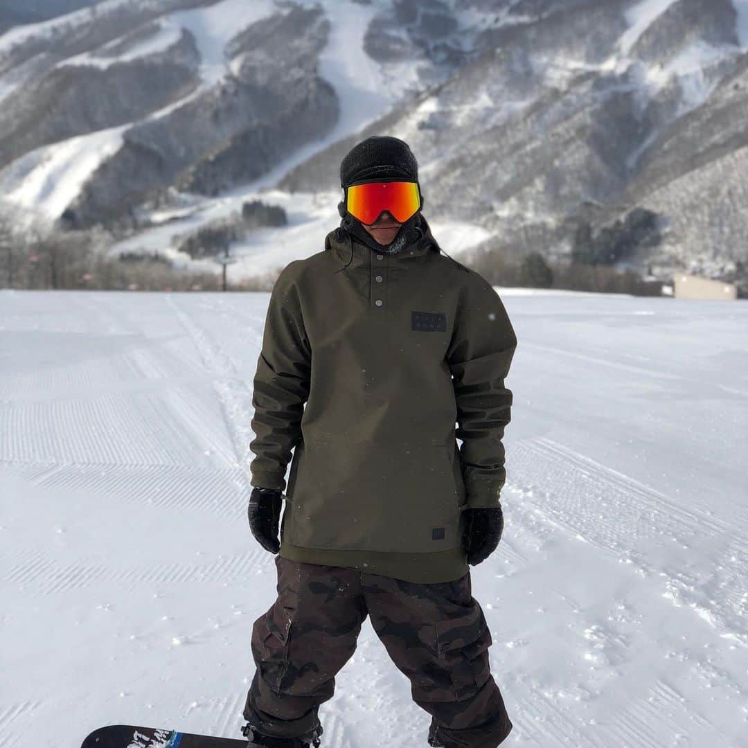 のインスタグラム：「ストリートライクな着こなしを楽しんでほしい。 ライトシェルはボンディングされた生地なので、スエットパーカーとは違いしっかりとした耐水性があり、ハイシーズンも着こなせるパーカーです！」