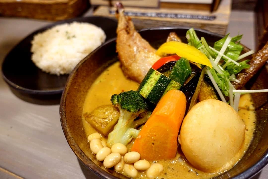 石田亜佑美さんのインスタグラム写真 - (石田亜佑美Instagram)「. . #rojiuracurrysamurai 「チキンと野菜」 . スープカレーも好きです♥️ . チキンはパリパリ スープはマイルド 辛さは普通 いももちのトッピングは大正解 . トッピングが色々あって組み合わせが無限だし、ベースのスープも選べるから、お腹空かせて行って、メニューを見ながらさらに空腹感を高め、最高なときに一口目を入れるのが至福の時です…！次はベースをココナッツにしよっと . . #スープカレー #カレー #サムライカレー #いももち #野菜たっぷり #morningmusume19 #モーニング娘19 #石田亜佑美 #石田の食レポ」11月18日 19時38分 - ayumi_ishida.official