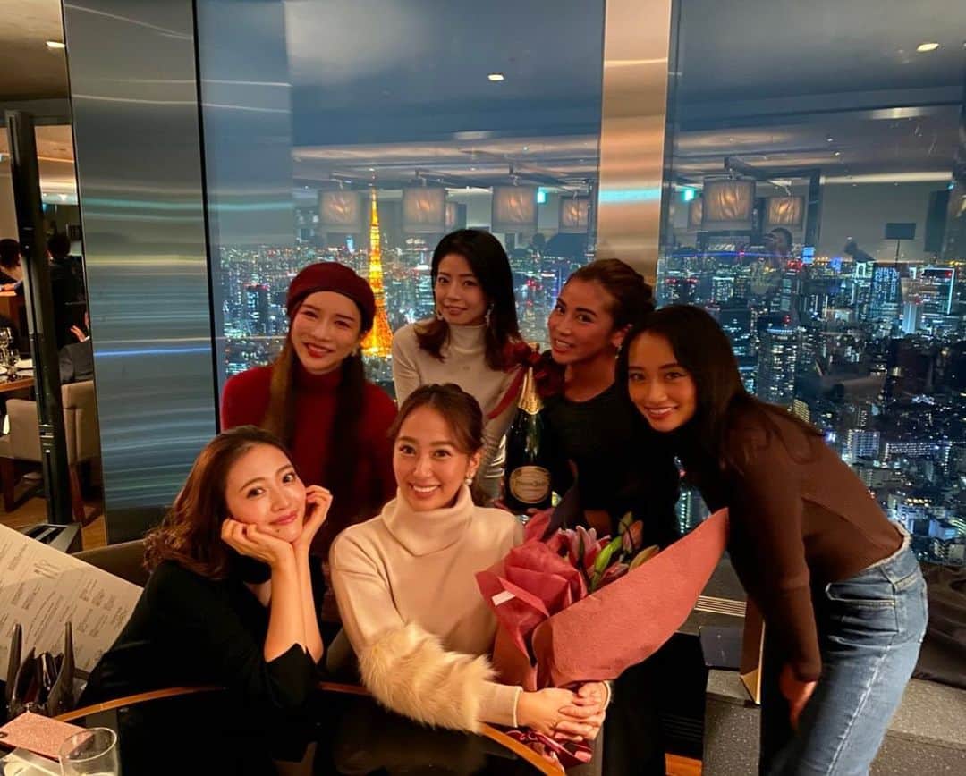 のインスタグラム：「@yukinoko1111  の誕生日会🎂❤️ みんなでお祝いできて 楽しい女子会の夜でした🥂✨ ゆきにとって 素敵な一年になりますよう💕 だいすきっっ❤️ . . #happybirthday 💋」
