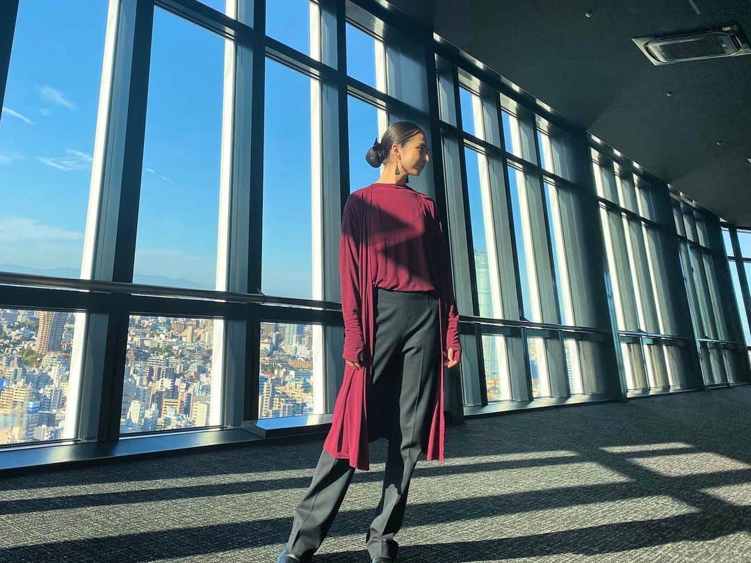 芥川舞子のインスタグラム：「芥川舞子× @glaz_respirer_japan コラボウェアに、ボトムは @longbeach_tokyo で見つけたラルフローレンの古着を合わせました。 このボトム、見た目はフォーマルなのにめちゃストレッチ効いてて本当に動きやすく着心地がいいんです。 . . #YOGAの自宅練習 が定着したおかげで、年々ヨガするための道具を揃えなくなっていて、その中でウェアも、普段からも着られるモノが選ぶ基準となっています。 . . ラルフローレンが昔からこんな製品を出しているなんて❤️ . 動きやすくて洗えてフォーマルも対応の、オシャレな服をこれからも探したいな🔍」