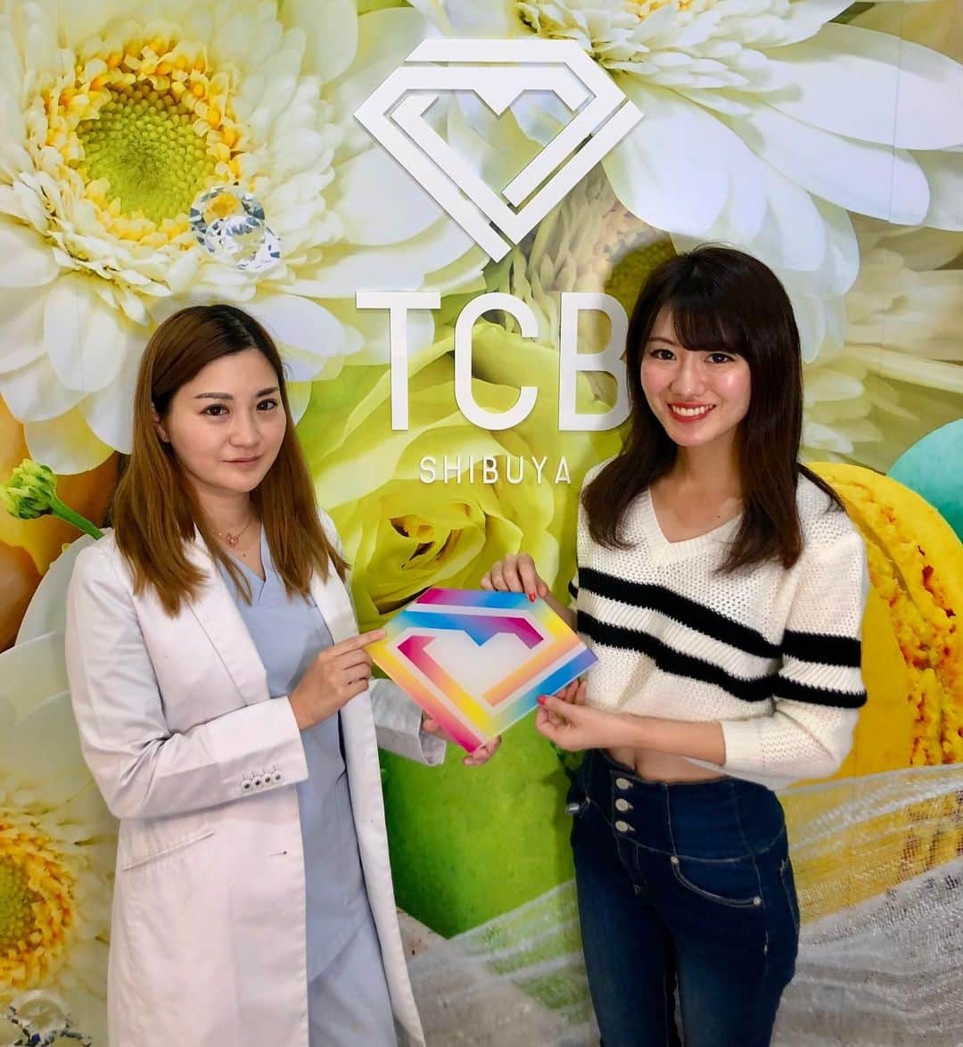 のインスタグラム：「. . 東京美容外科渋谷院に @tcbshibuya  HIFU（ソノクイーン）を 受けに行ってきました🥰 . 富田先生に施術してもらいました🙆‍♀️ @tcbtomita . ハイフはメスや注射いらずで お肌に照射するだけ🙃 . しわ・たるみ・ほうれい線を改善させる、 「切らない」リフトアップ治療機器🥰 . . 院内も可愛くて清潔感ありました♡ . ダウンタイムもなく すぐにお化粧して飲みに行ってきます🙃🍻笑 . . #リフトアップ#小顔#小顔になりたい#小顔先生#小顔制作部#ハイフ#ソノクイーン#リフトアップならtcb東京中央美容外科#東京中央美容外科#美容外科#渋谷#渋谷院#美容整形ならtcb東京中央美容外科#富田先生#富田莉莎子 #tcb式小顔美肌再生#HIFU#KOGAO#SHIBUYA#TOKYO#pr」