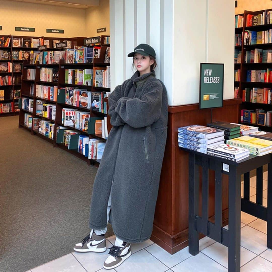 のインスタグラム：「넘 추워졌어!! 왕따뜻 Teddy coat🧦🧤👢 #chuuseoul」
